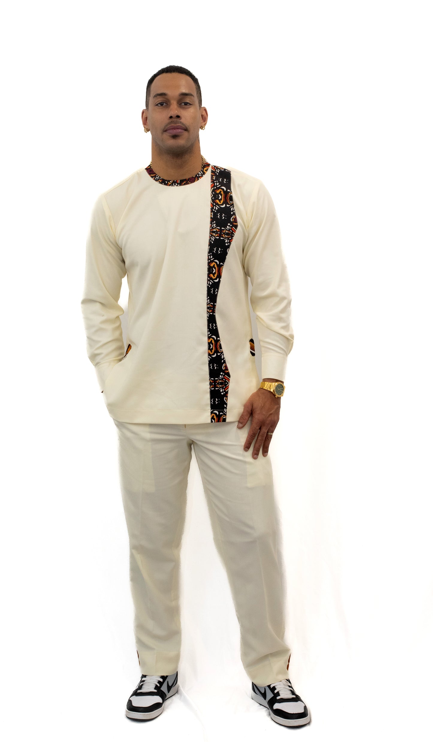 Ensemble blanc manche longue et pantalon avec détails en pagne africain.