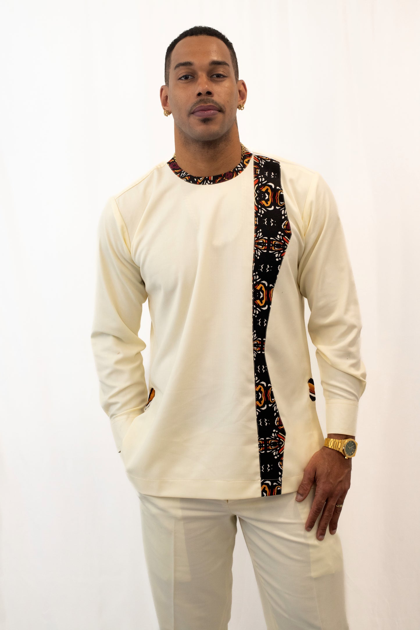 Ensemble blanc manche longue et pantalon avec détails en pagne africain.