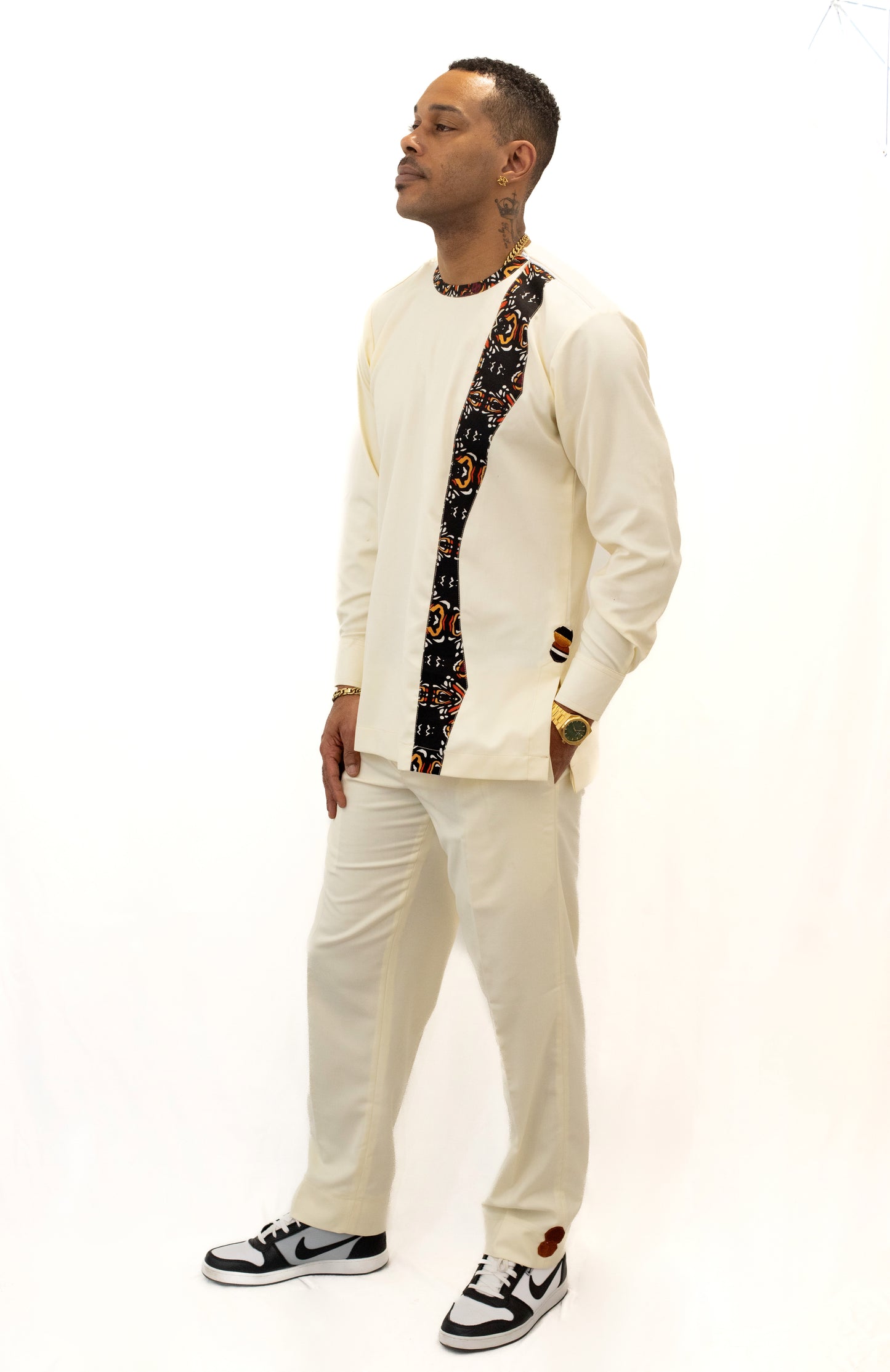 Ensemble blanc manche longue et pantalon avec détails en pagne africain.