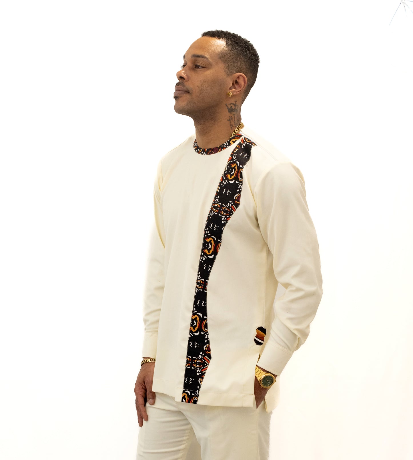 Ensemble blanc manche longue et pantalon avec détails en pagne africain.