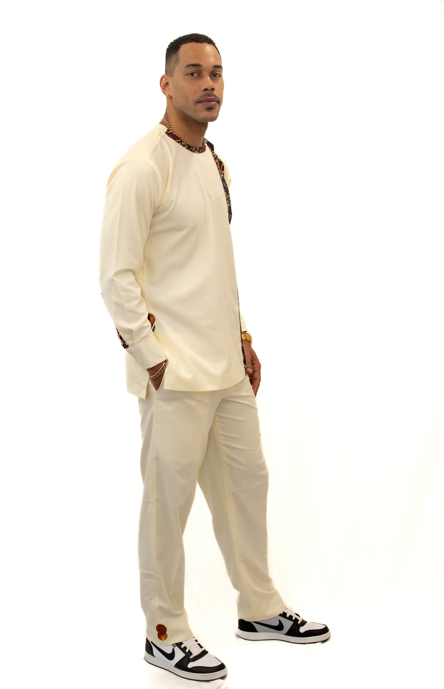 Ensemble blanc manche longue et pantalon avec détails en pagne africain.