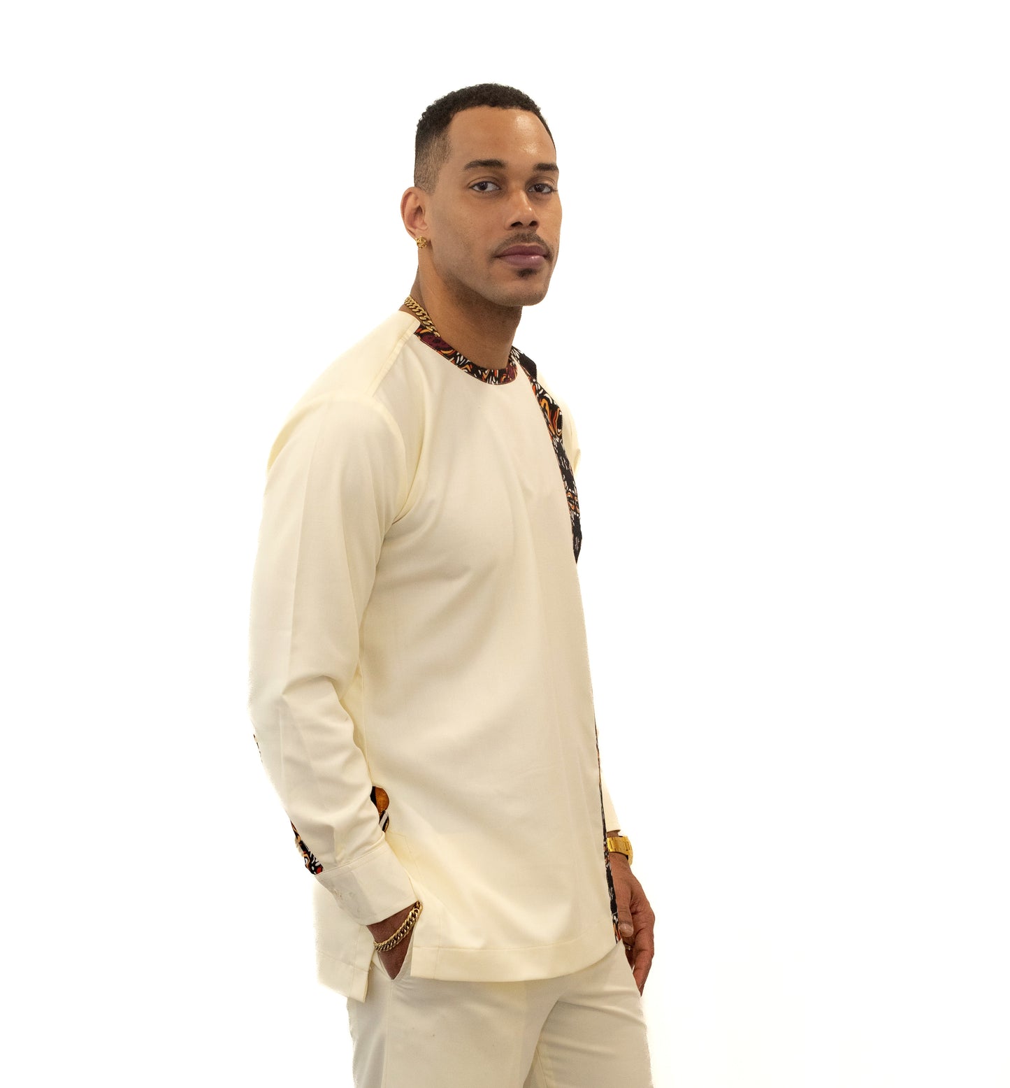 Ensemble blanc manche longue et pantalon avec détails en pagne africain.