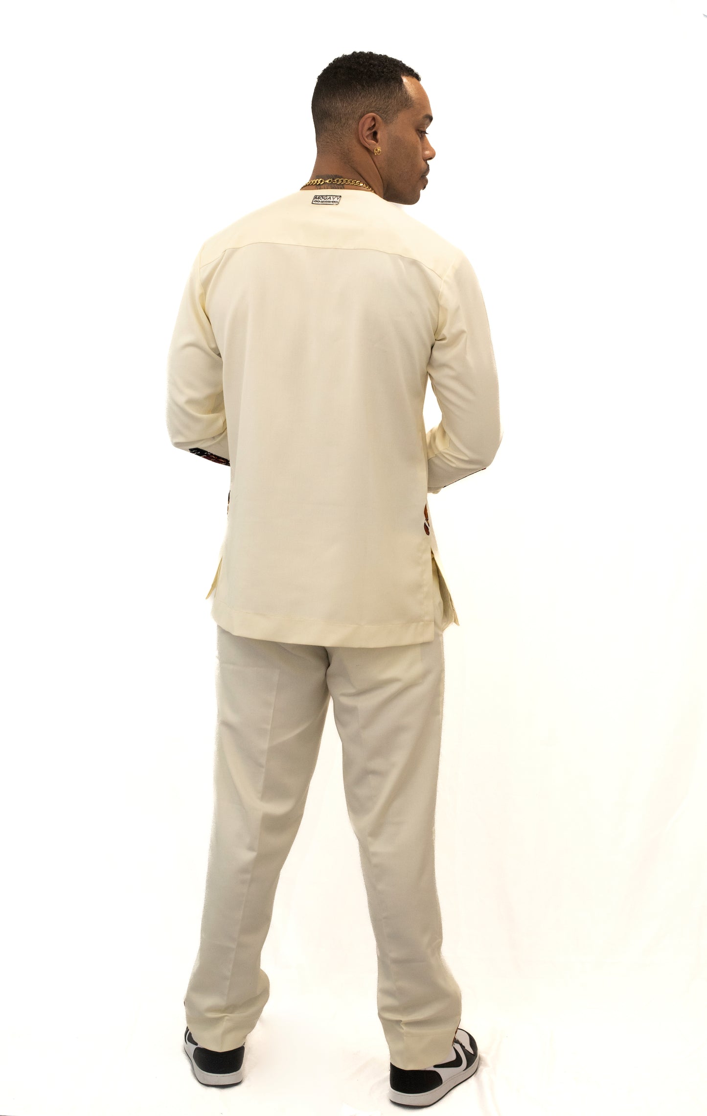 Ensemble blanc manche longue et pantalon avec détails en pagne africain.