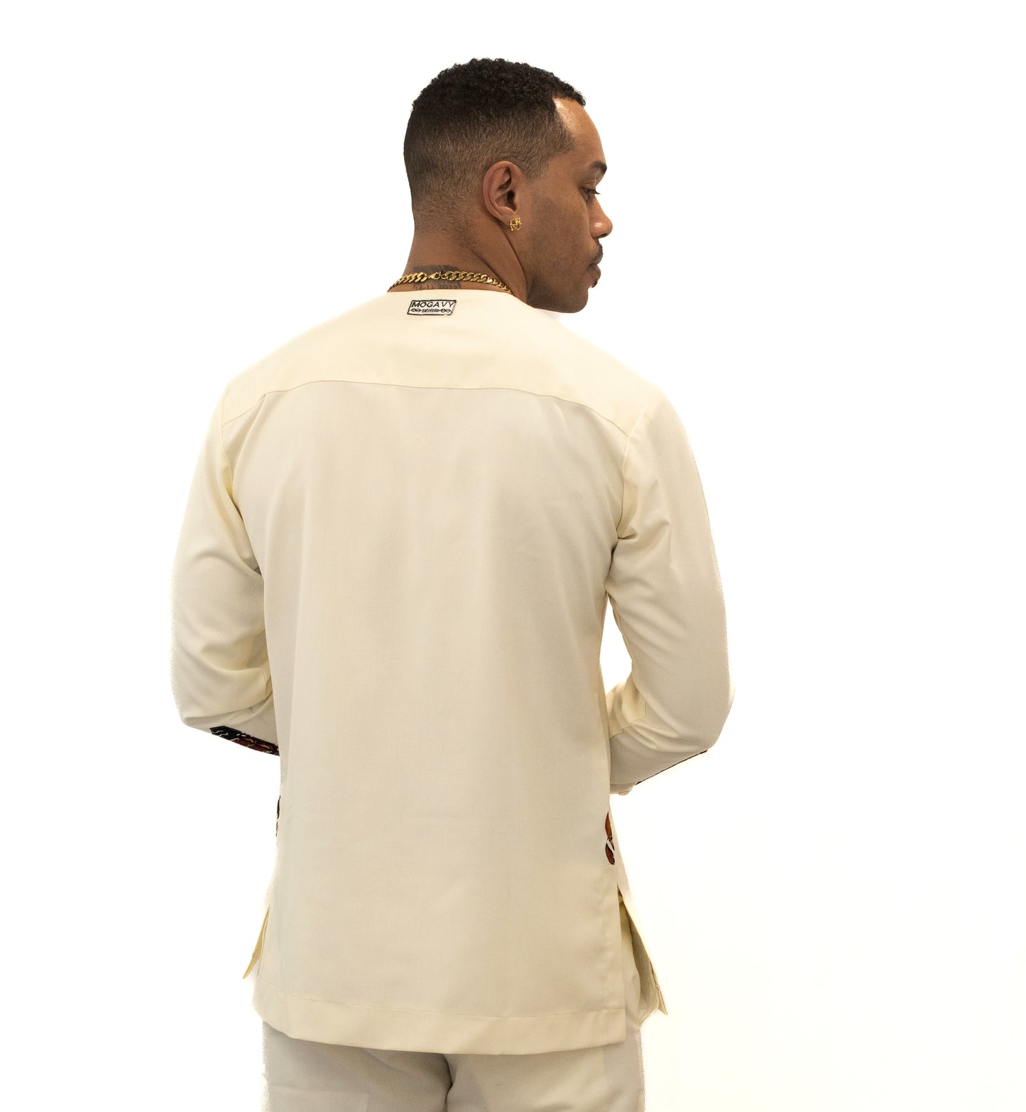 Ensemble blanc manche longue et pantalon avec détails en pagne africain.