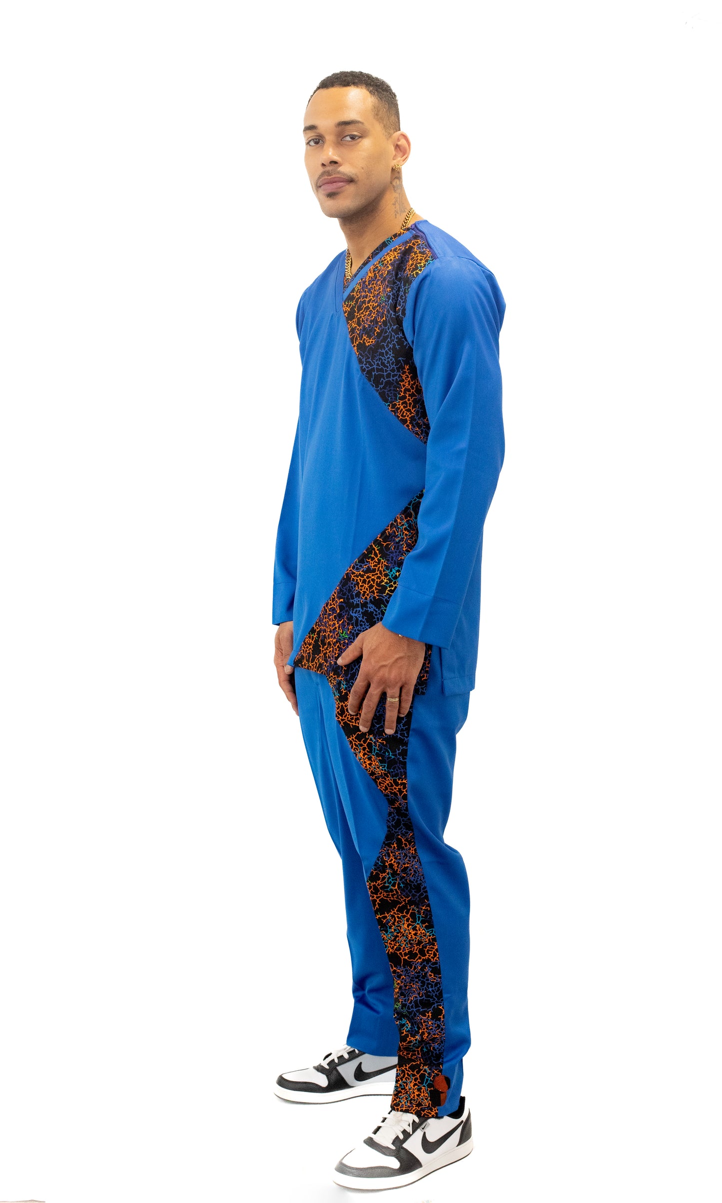 Ensemble Bleu à Manches Longues avec Détails en Pagne Africain