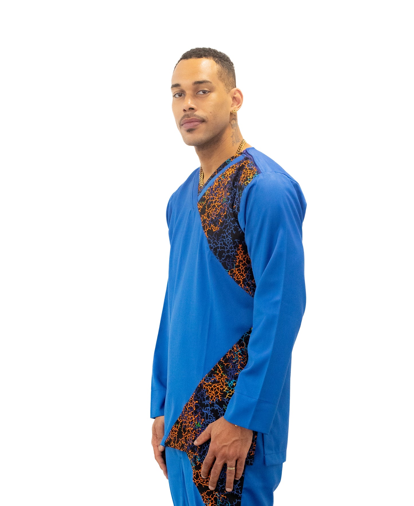 Ensemble Bleu à Manches Longues avec Détails en Pagne Africain