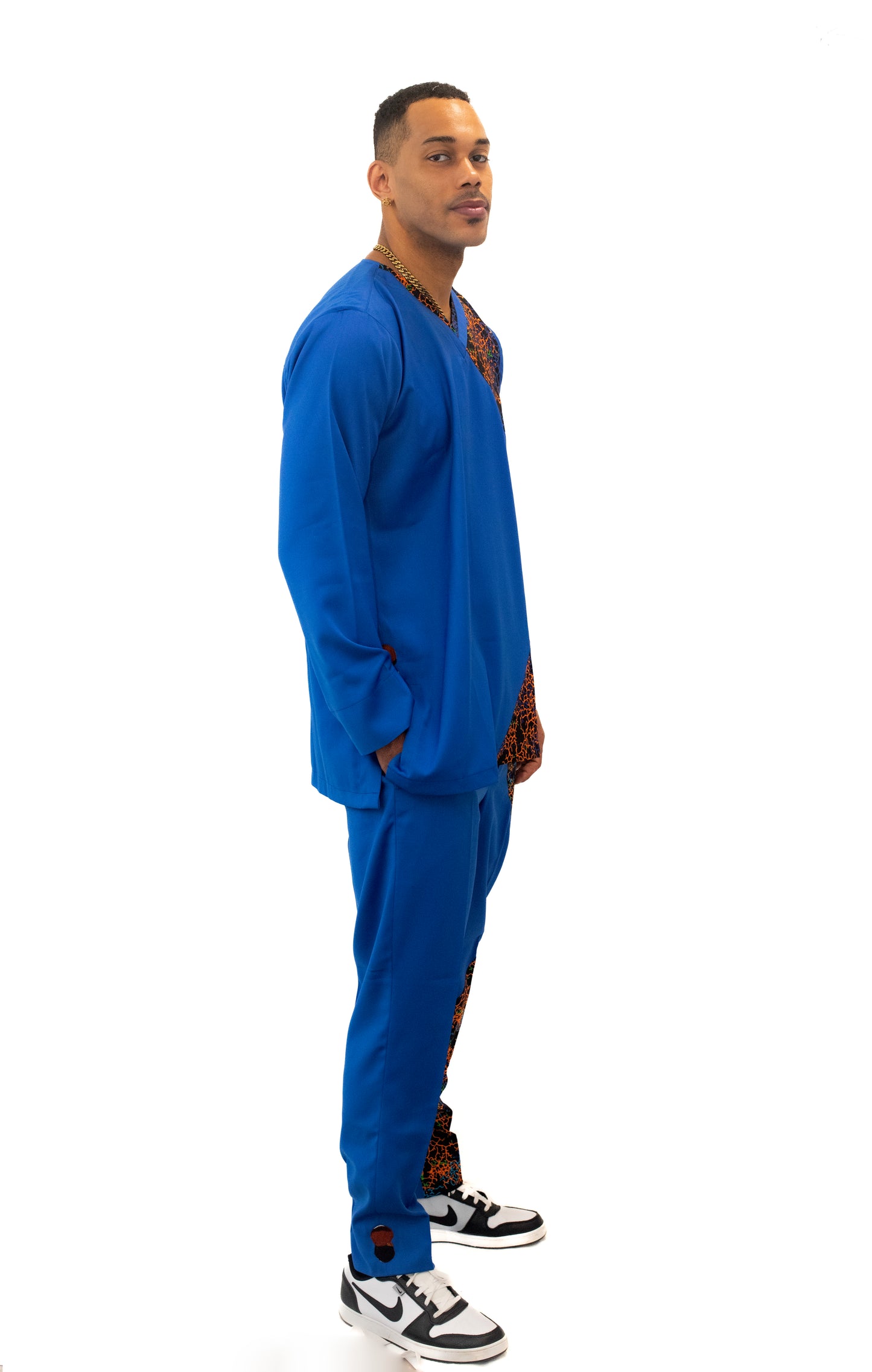 Ensemble Bleu à Manches Longues avec Détails en Pagne Africain