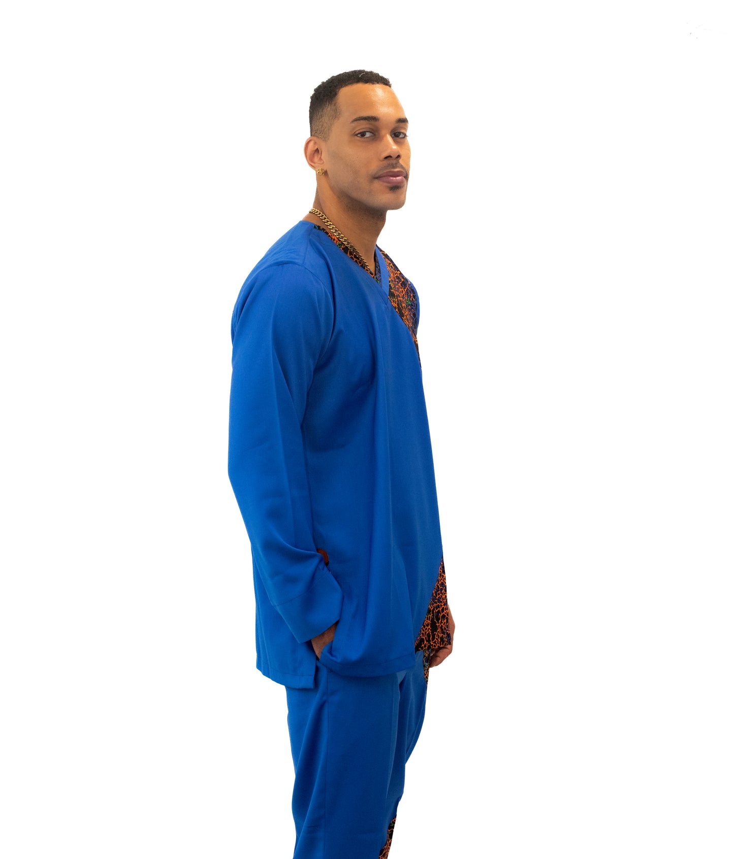 Ensemble Bleu à Manches Longues avec Détails en Pagne Africain