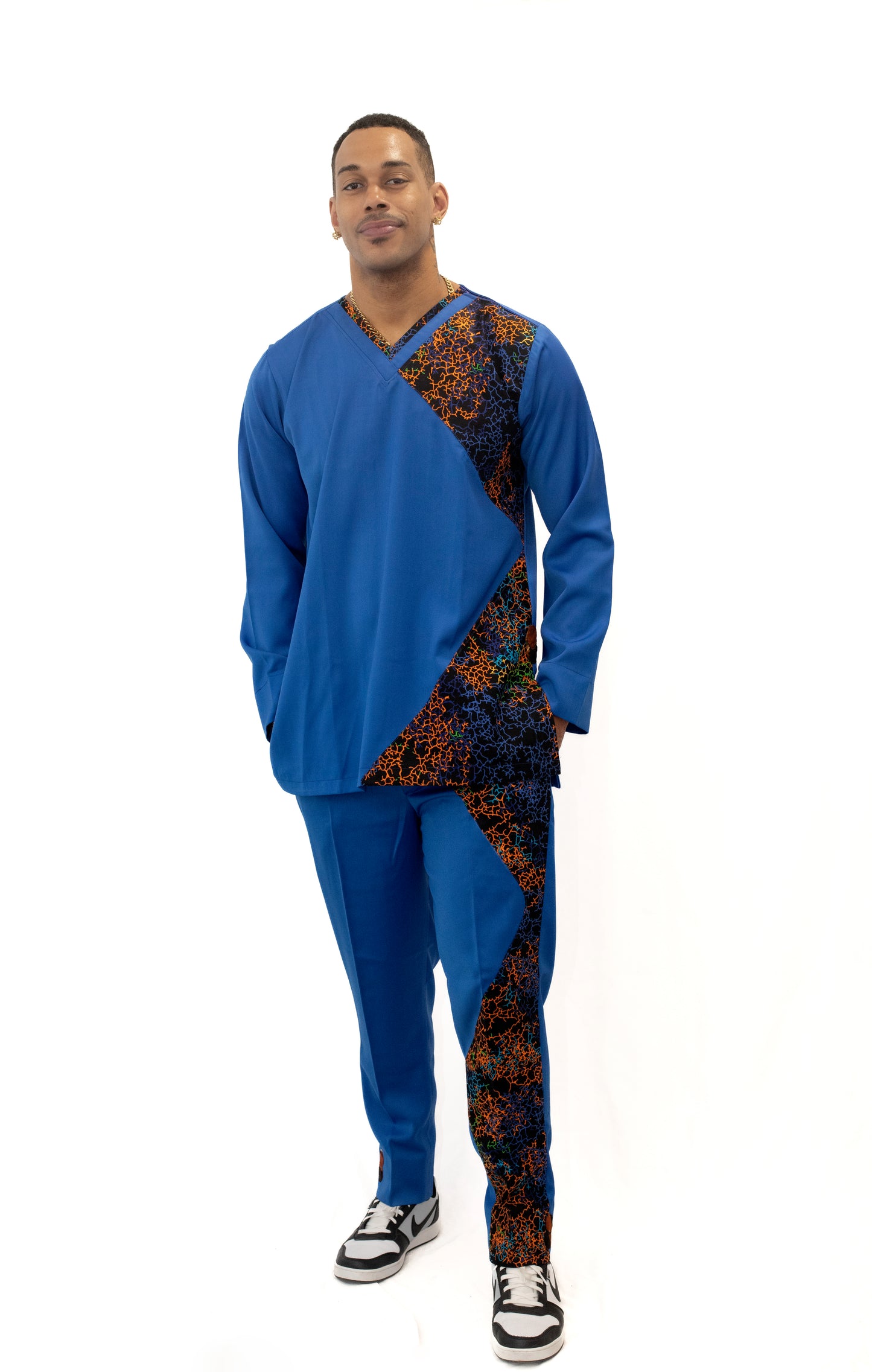 Ensemble Bleu à Manches Longues avec Détails en Pagne Africain