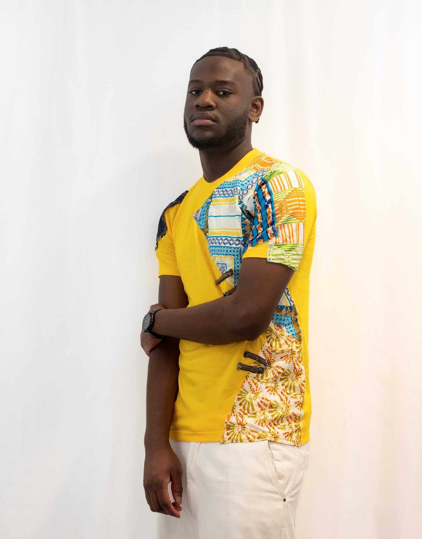 T-shirt jaune Customisé avec Tissus et Pagnes Africains