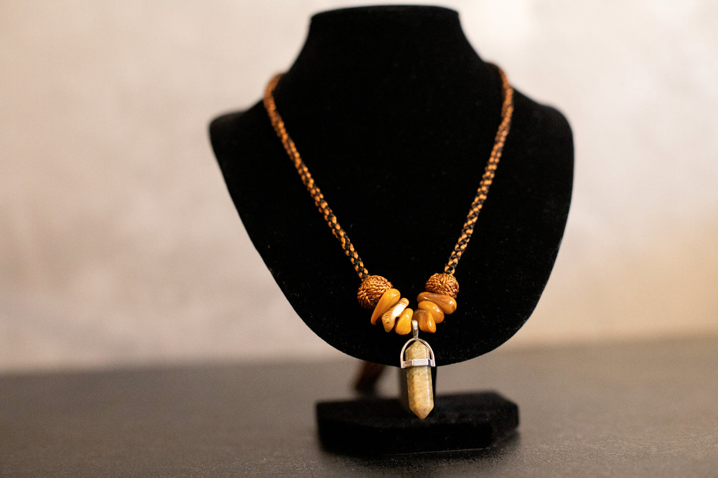 Collier en Soie Tissée, perles et quartz doré