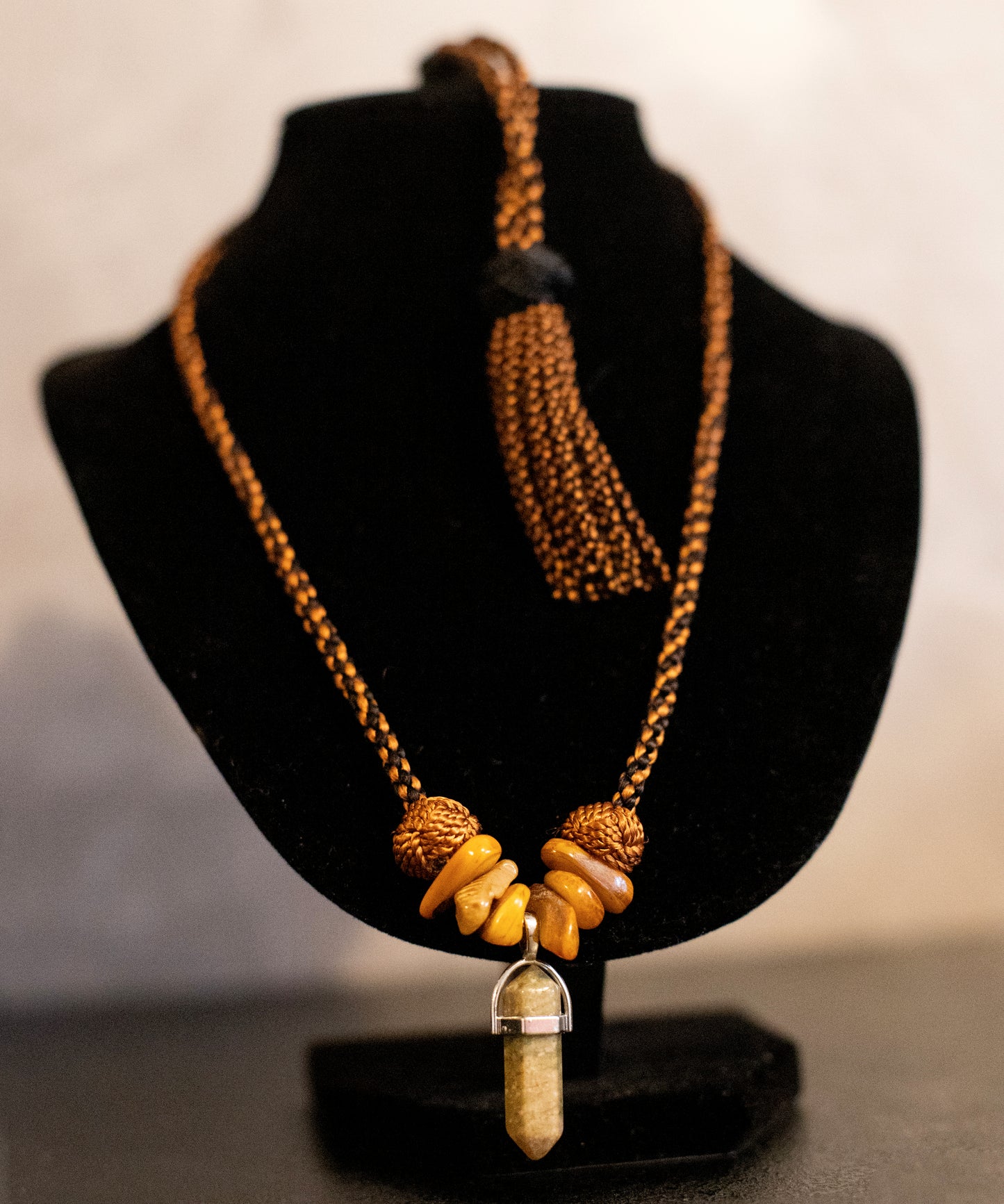 Collier en Soie Tissée, perles et quartz doré