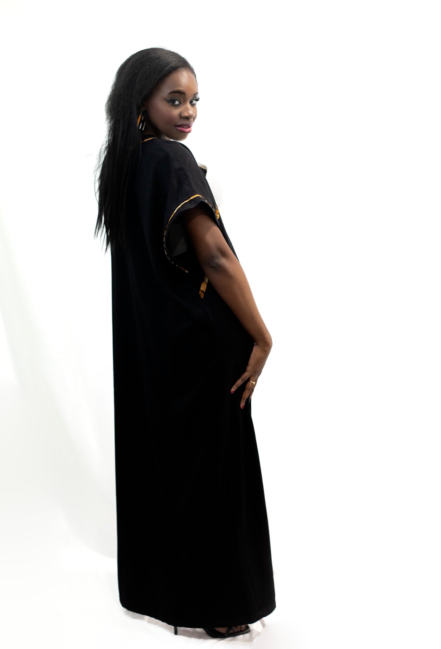 Long kimono en cachemire noir avec design en pagne africain
