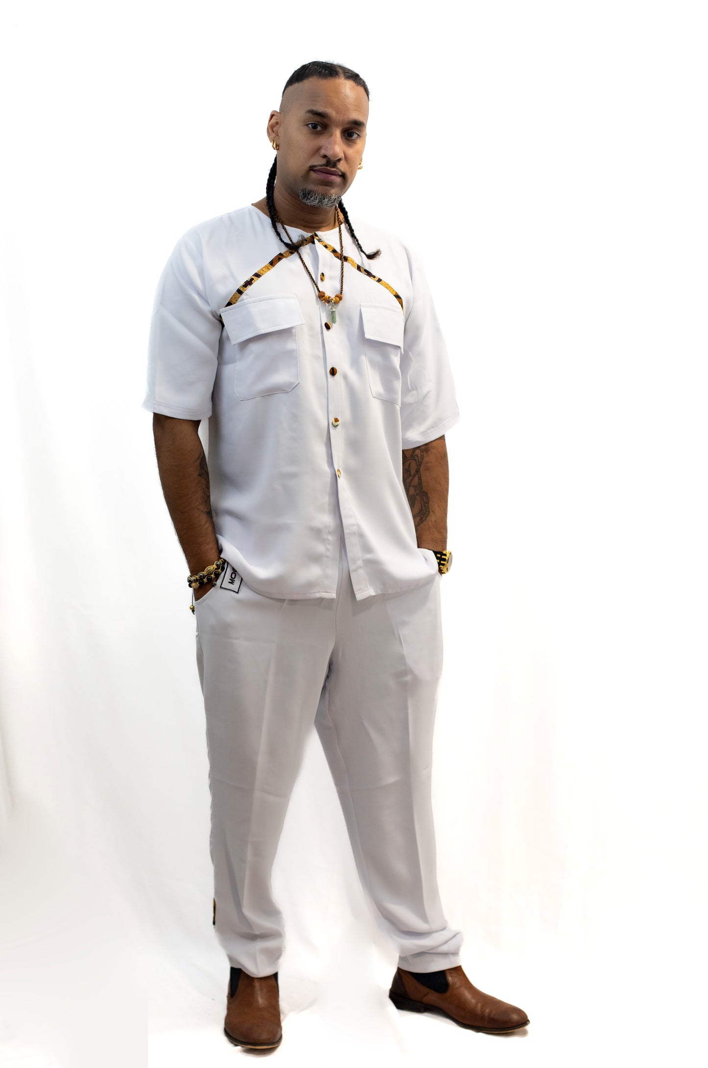 Ensemble blanc, Chemise et pantalon manches coutes en crêpe.