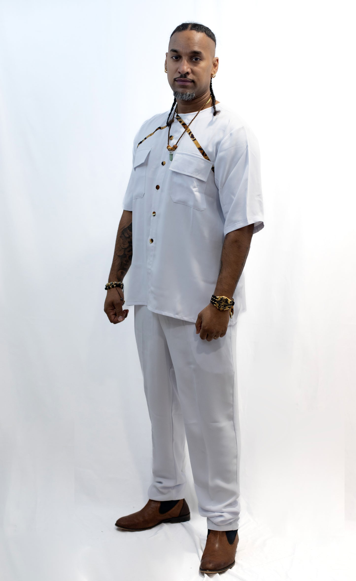 Ensemble blanc, Chemise et pantalon manches coutes en crêpe.