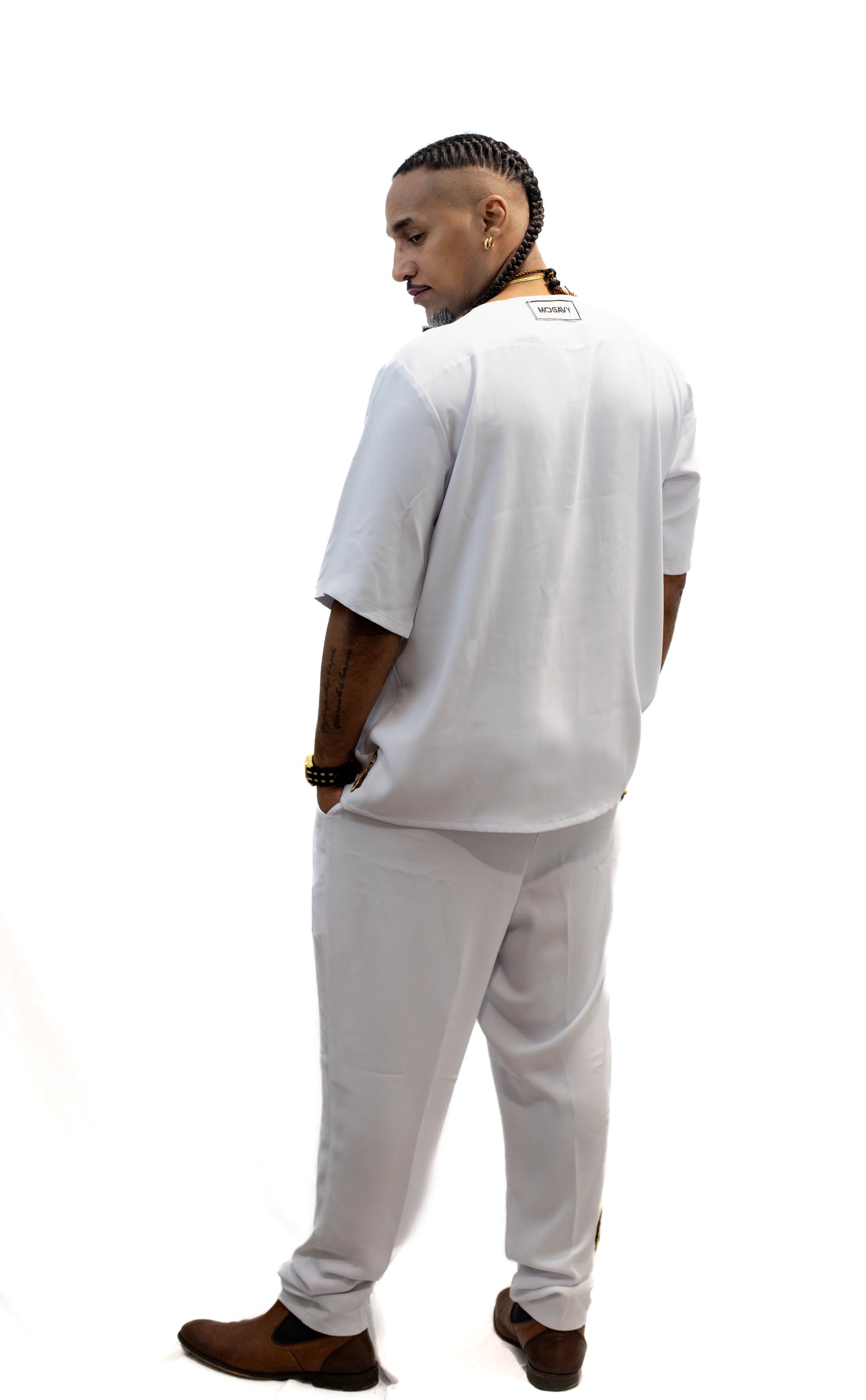 Ensemble blanc, Chemise et pantalon manches coutes en crêpe.