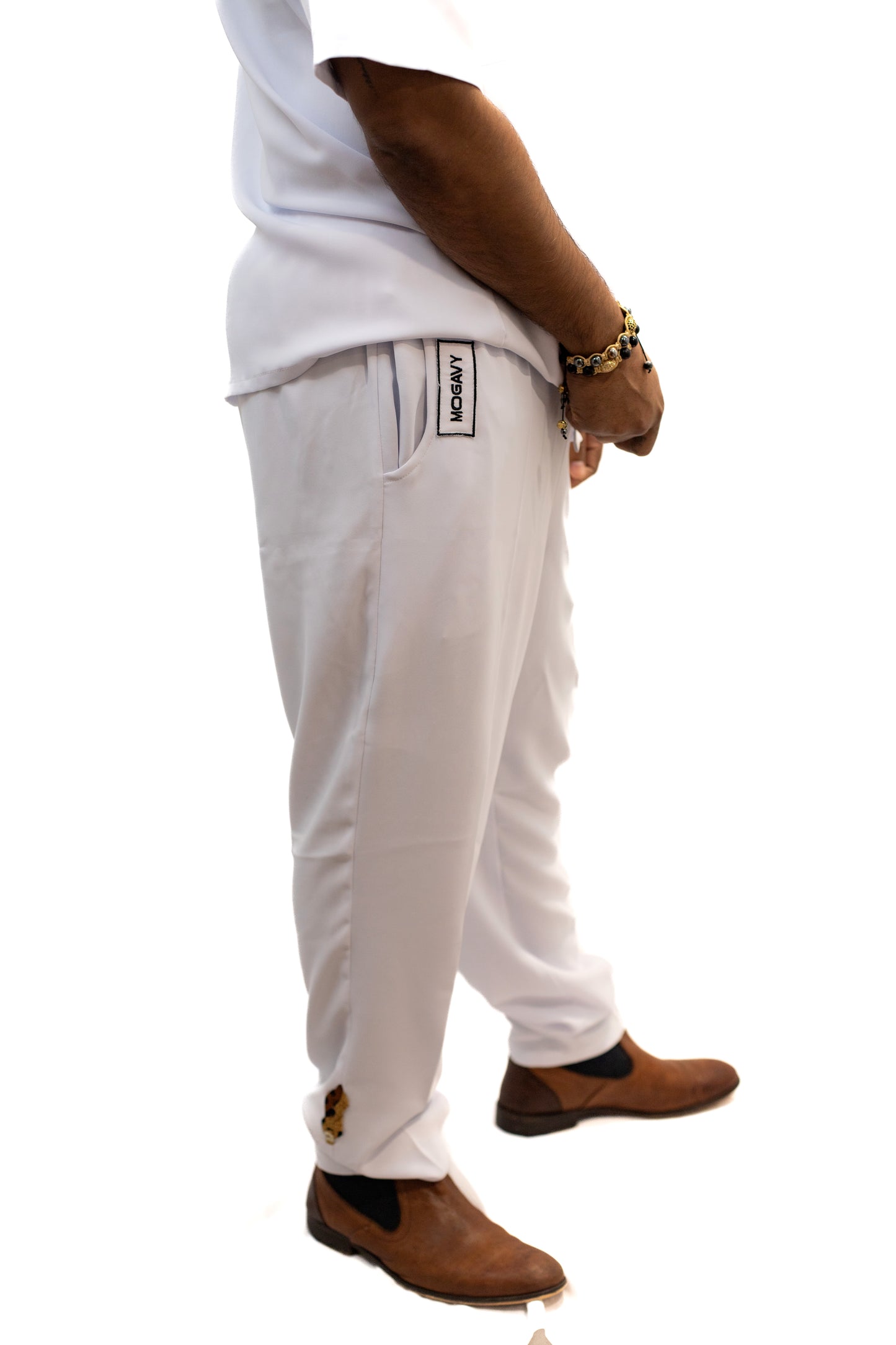 Ensemble blanc, Chemise et pantalon manches coutes en crêpe.