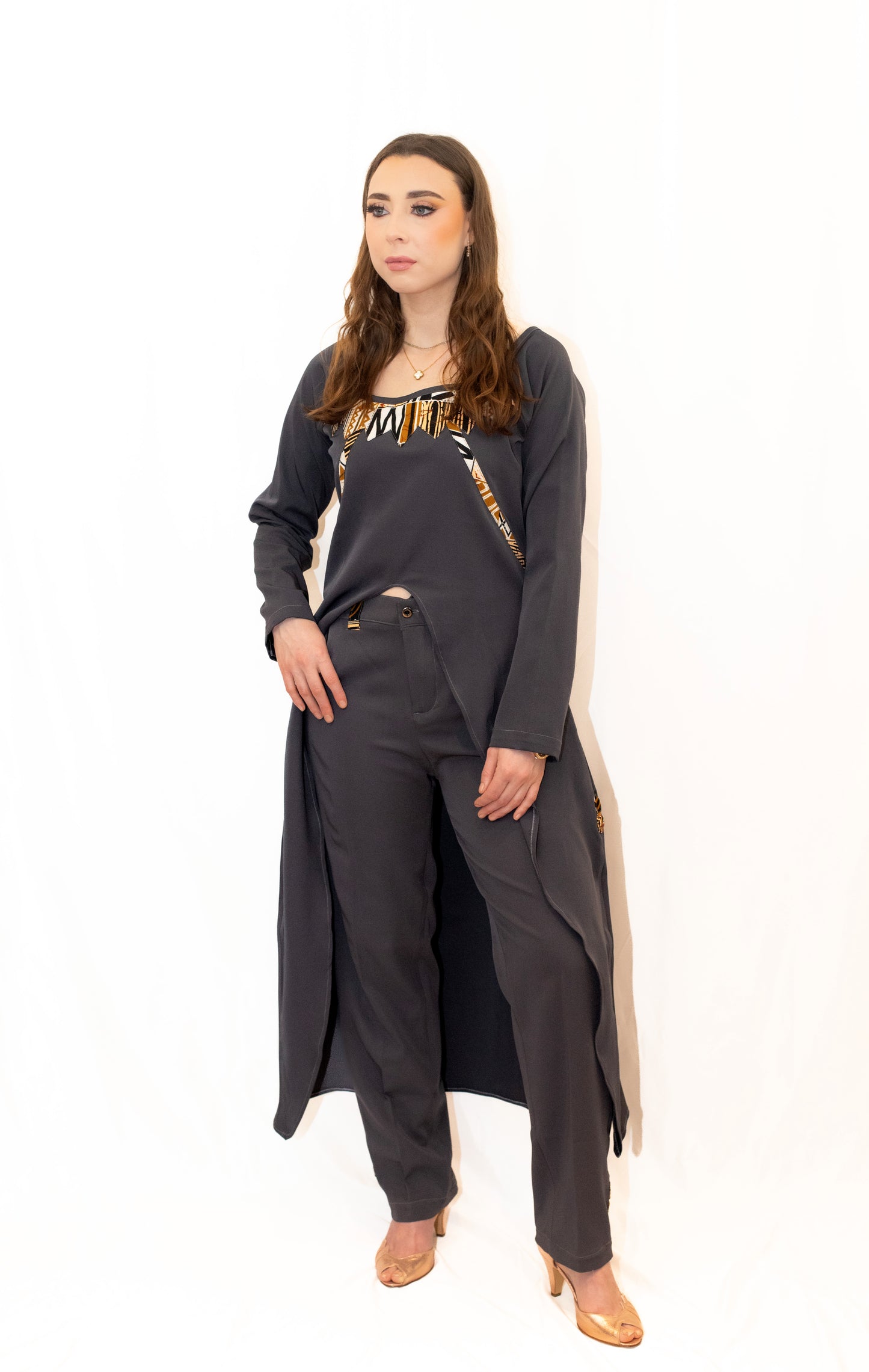 Ensemble Tunique Longue et Pantalon avec design en Pagne Africain – Gris Clair