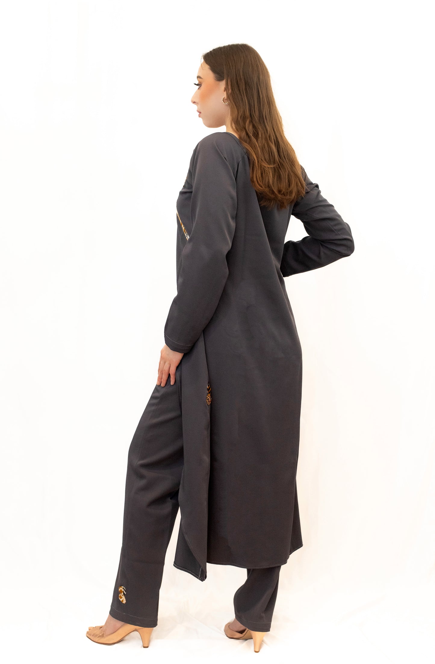 Ensemble Tunique Longue et Pantalon avec design en Pagne Africain – Gris Clair