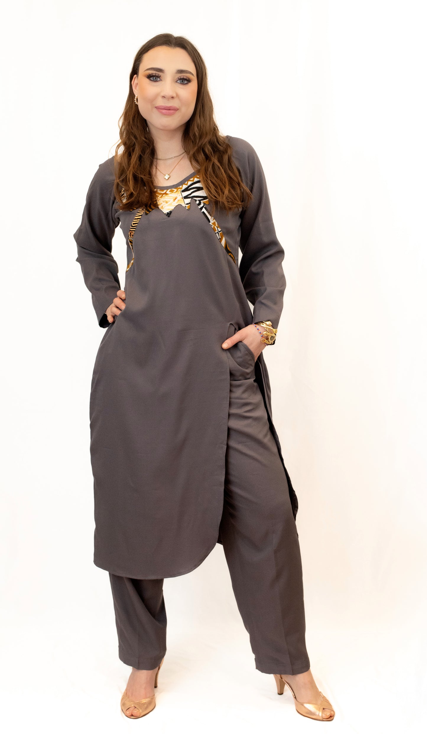 Ensemble tunique grise avec ouverture latérale avec son pantalon et détail en pagne africain