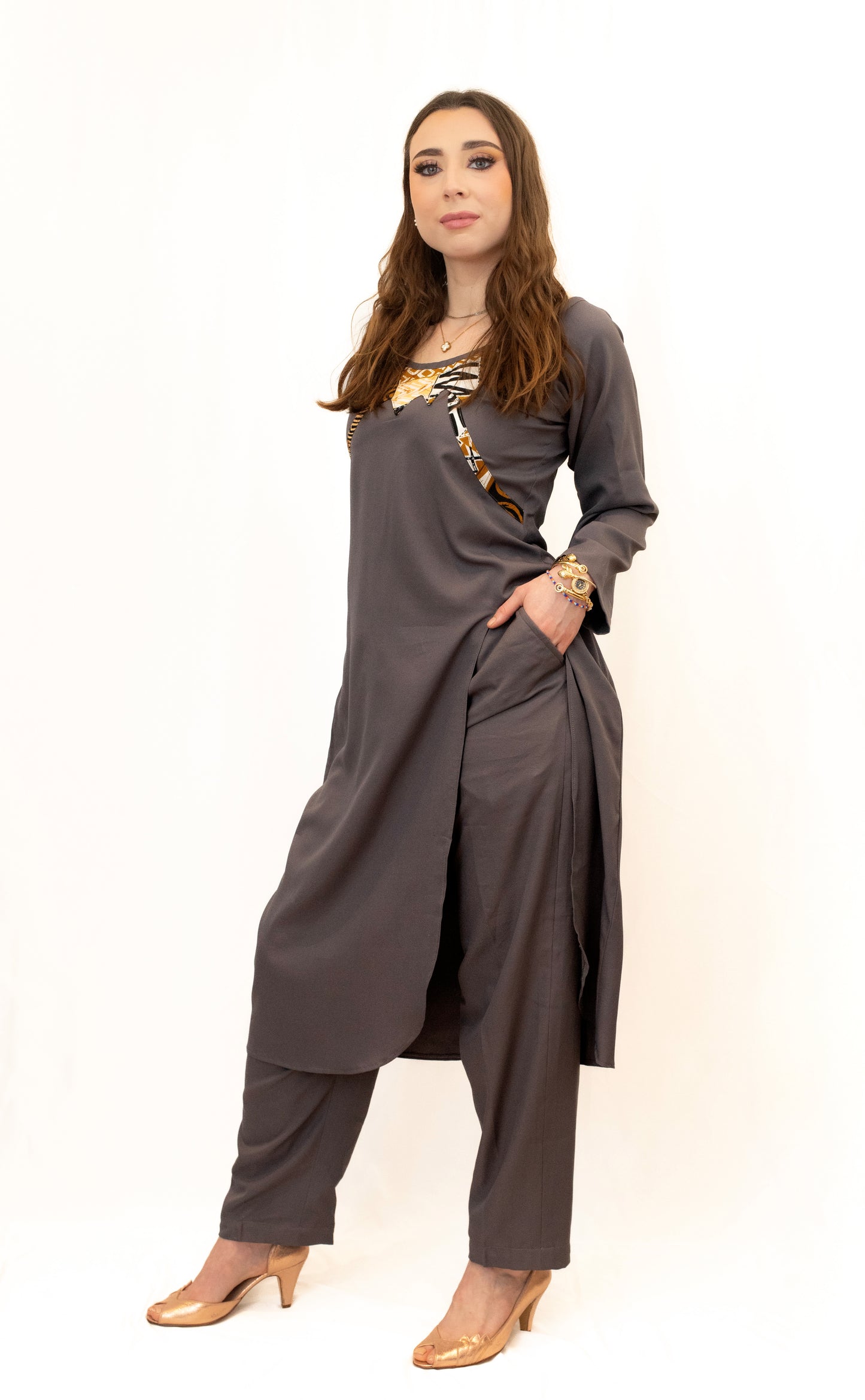 Ensemble tunique grise avec ouverture latérale avec son pantalon et détail en pagne africain