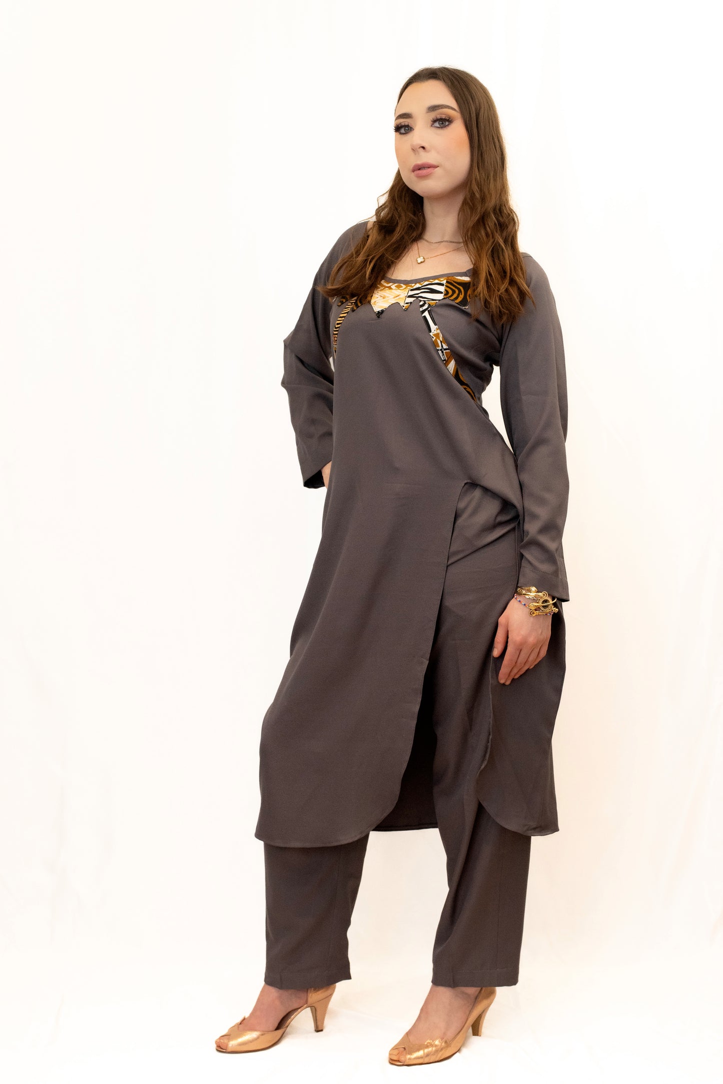 Ensemble tunique grise avec ouverture latérale avec son pantalon et détail en pagne africain