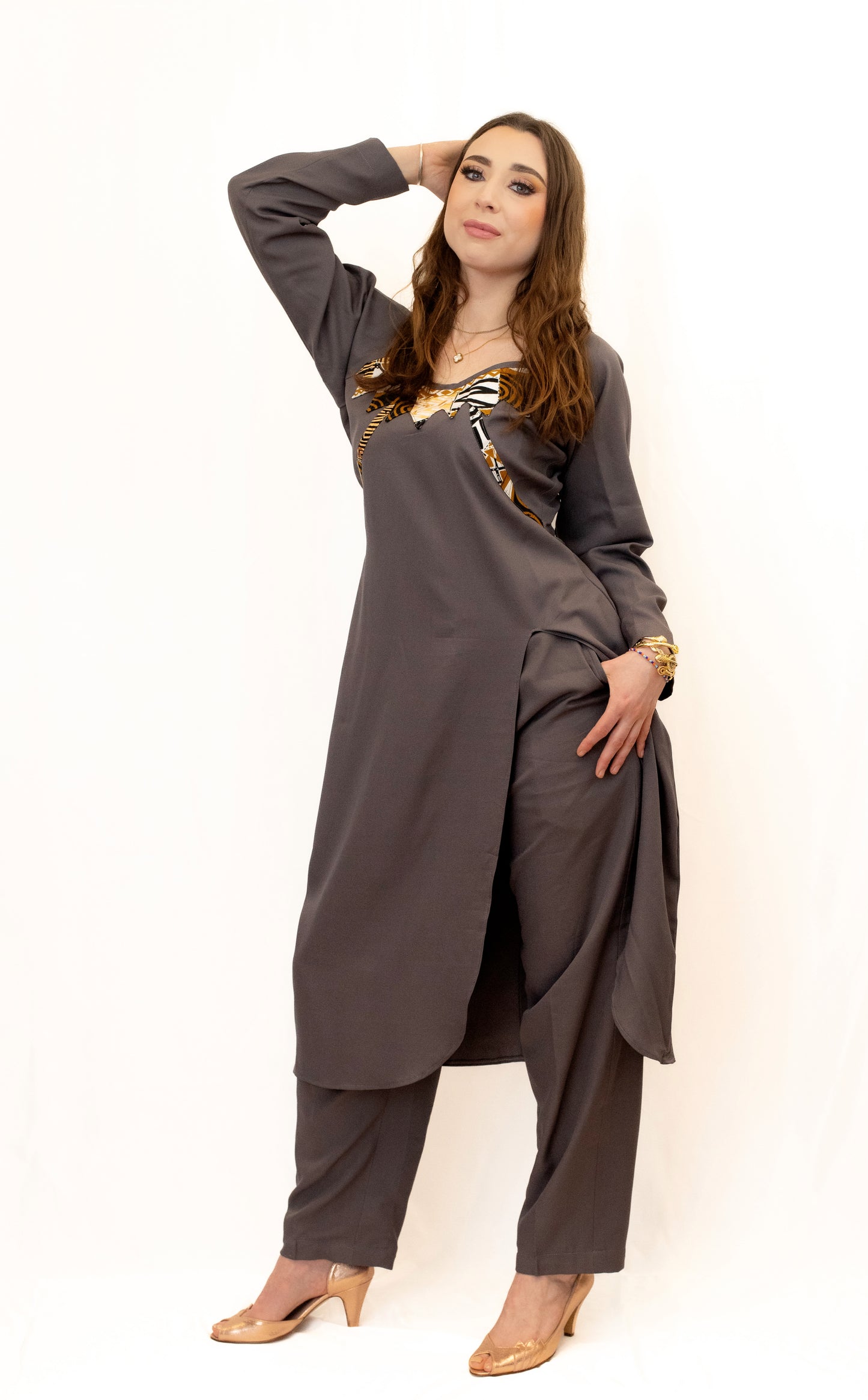 Ensemble tunique grise avec ouverture latérale avec son pantalon et détail en pagne africain