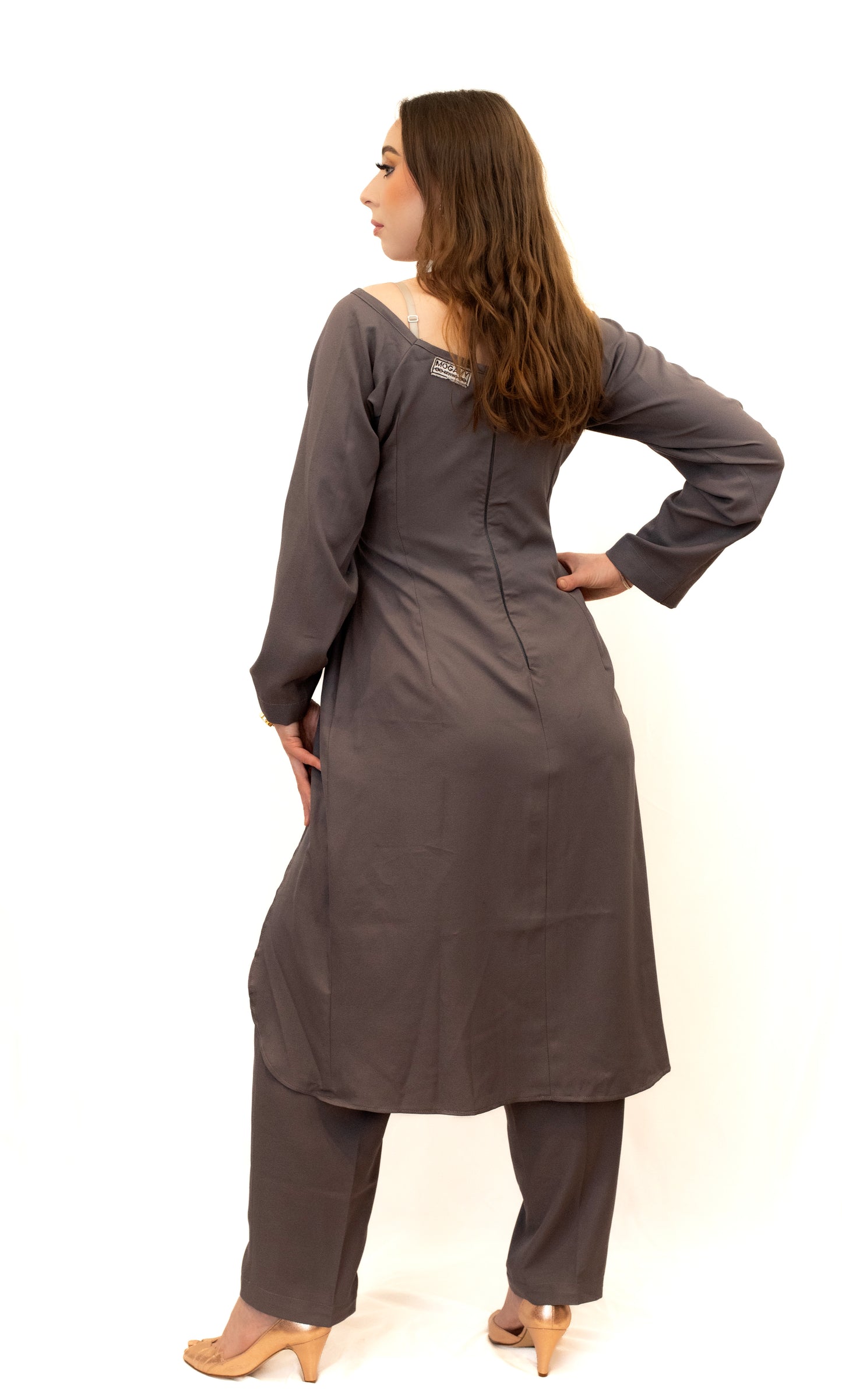Ensemble tunique grise avec ouverture latérale avec son pantalon et détail en pagne africain