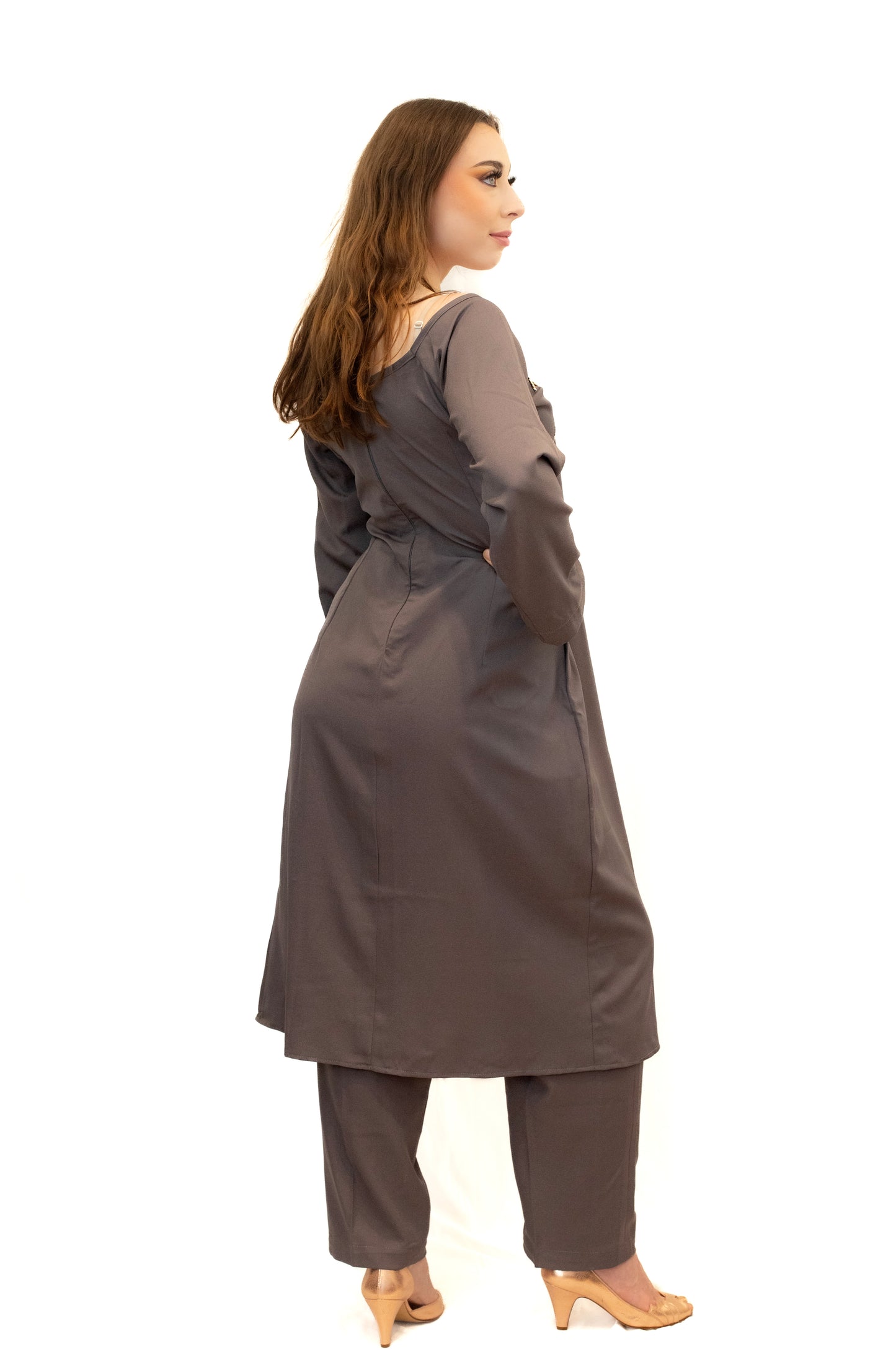 Ensemble tunique grise avec ouverture latérale avec son pantalon et détail en pagne africain