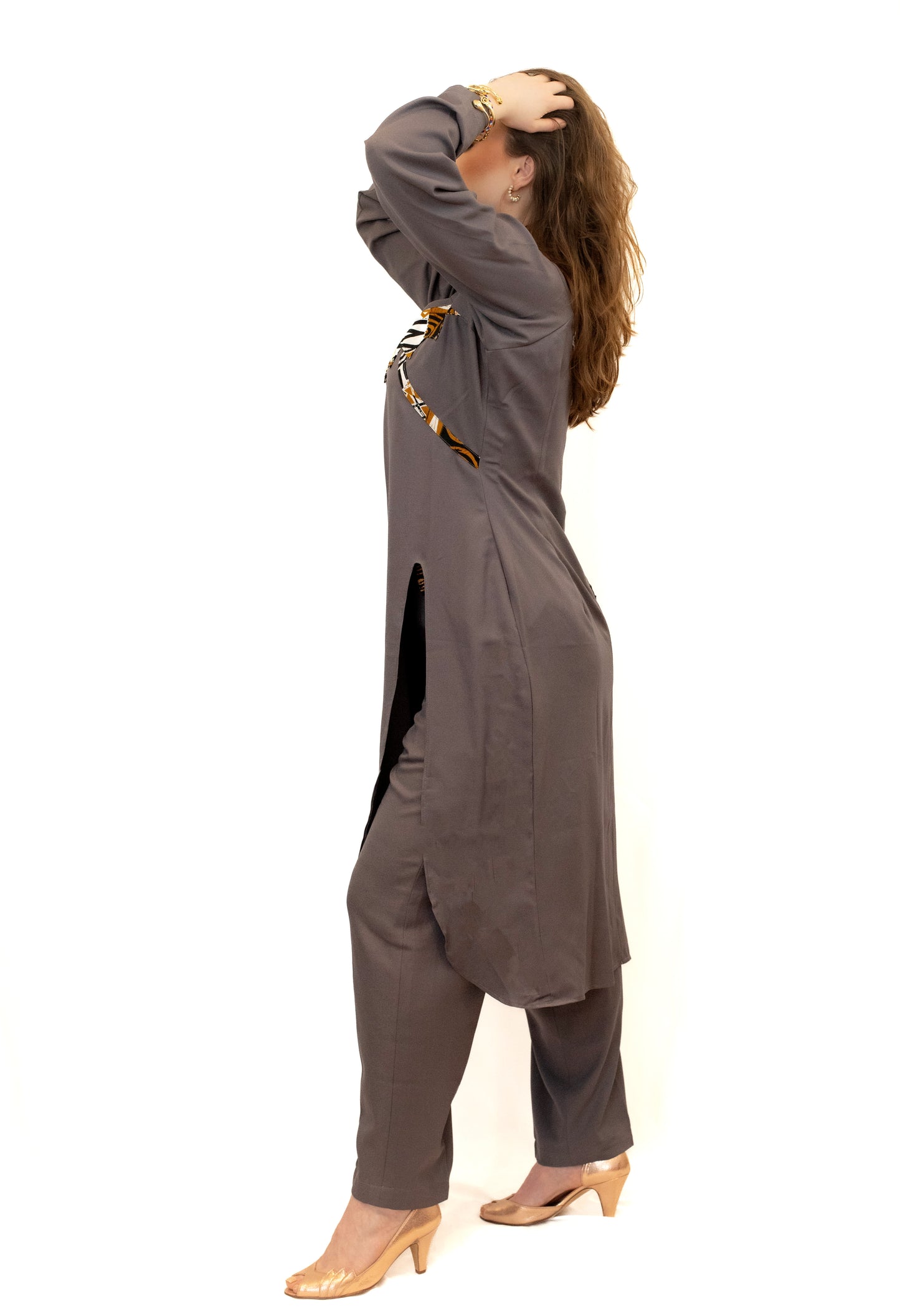 Ensemble tunique grise avec ouverture latérale avec son pantalon et détail en pagne africain
