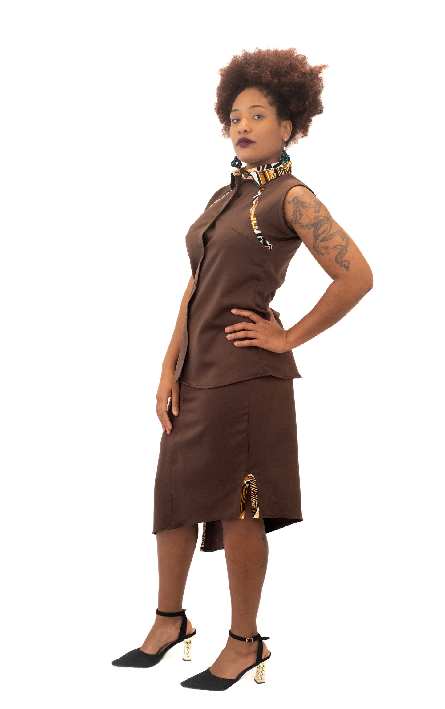 Ensemble femme marron – Chemise sans manches & jupe asymétrique avec détails en pagne africain
