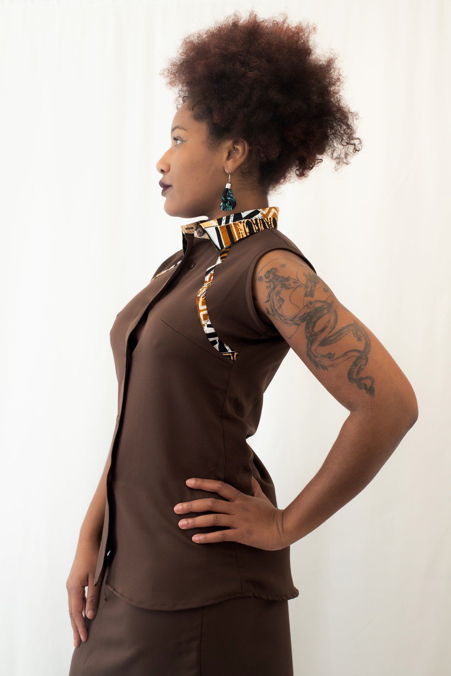 Ensemble femme marron – Chemise sans manches & jupe asymétrique avec détails en pagne africain