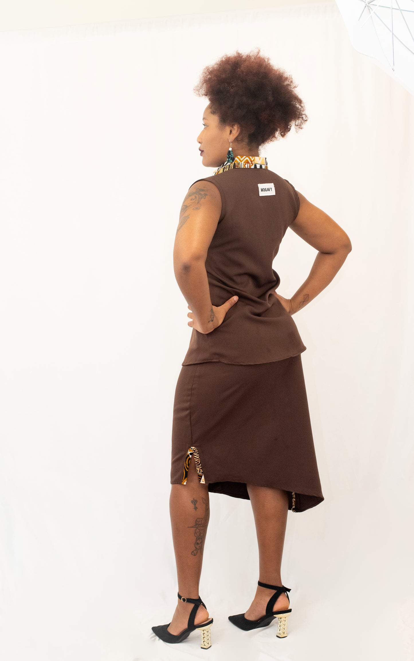 Ensemble femme marron – Chemise sans manches & jupe asymétrique avec détails en pagne africain