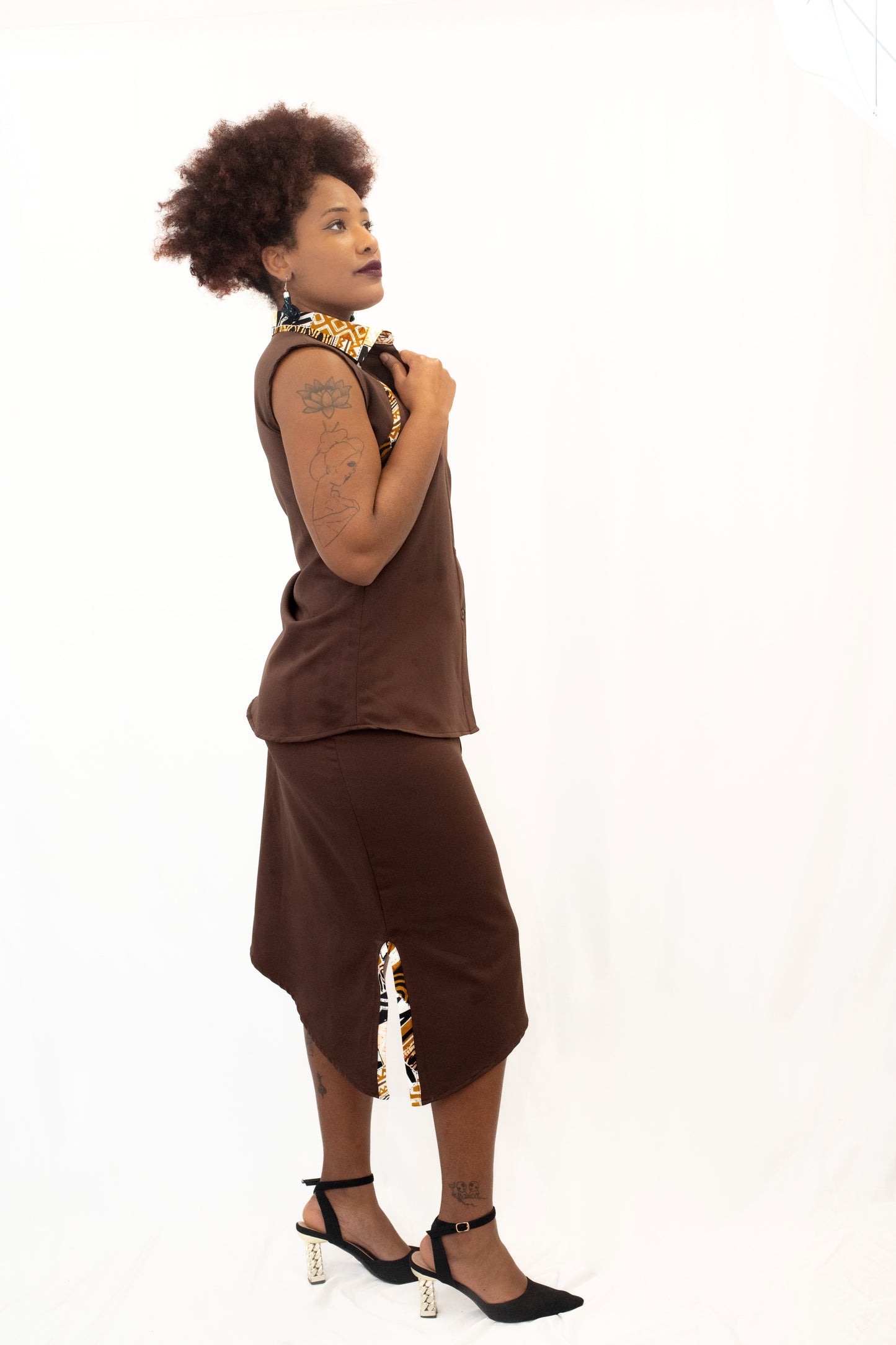 Ensemble femme marron – Chemise sans manches & jupe asymétrique avec détails en pagne africain