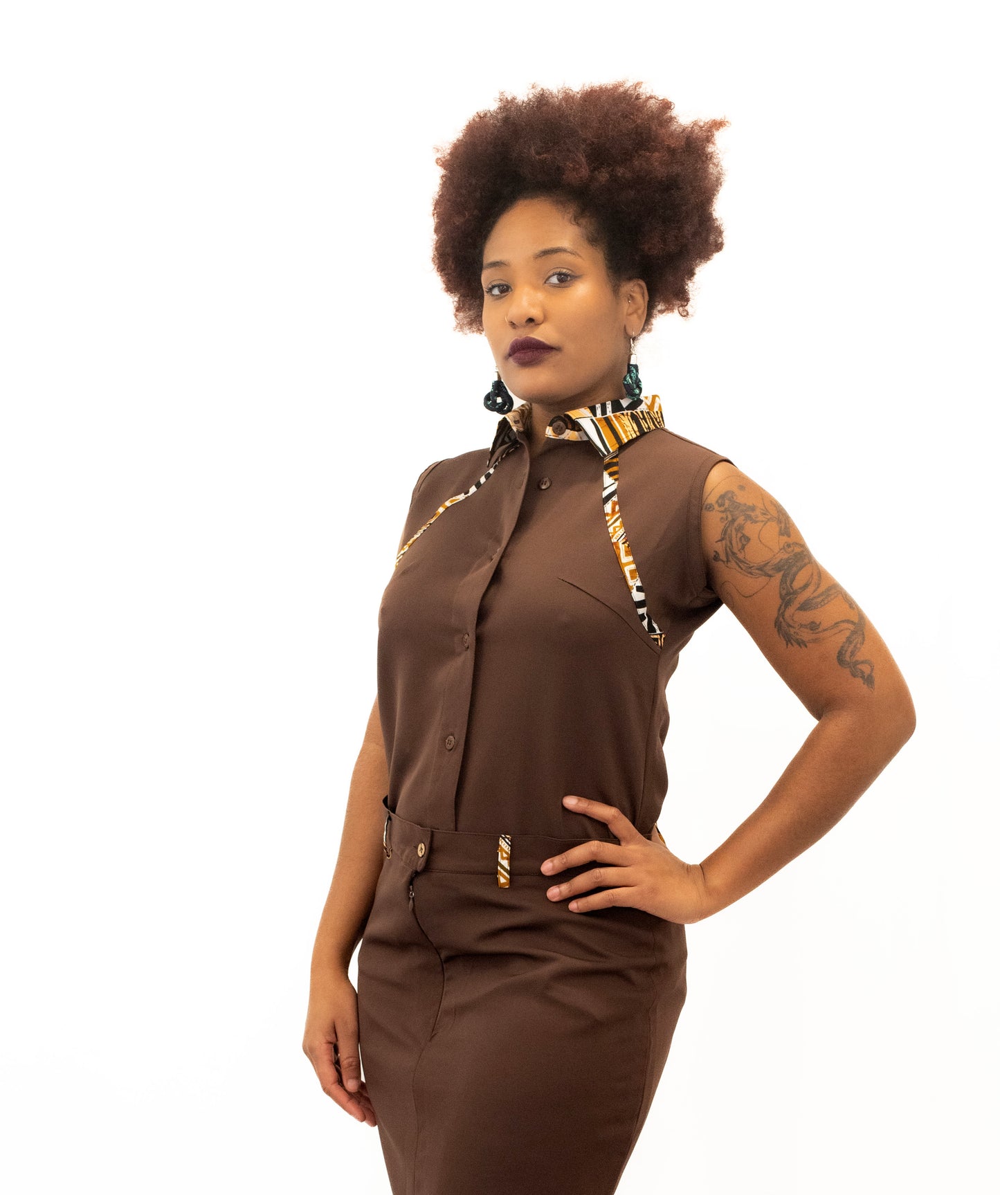 Ensemble femme marron – Chemise sans manches & jupe asymétrique avec détails en pagne africain