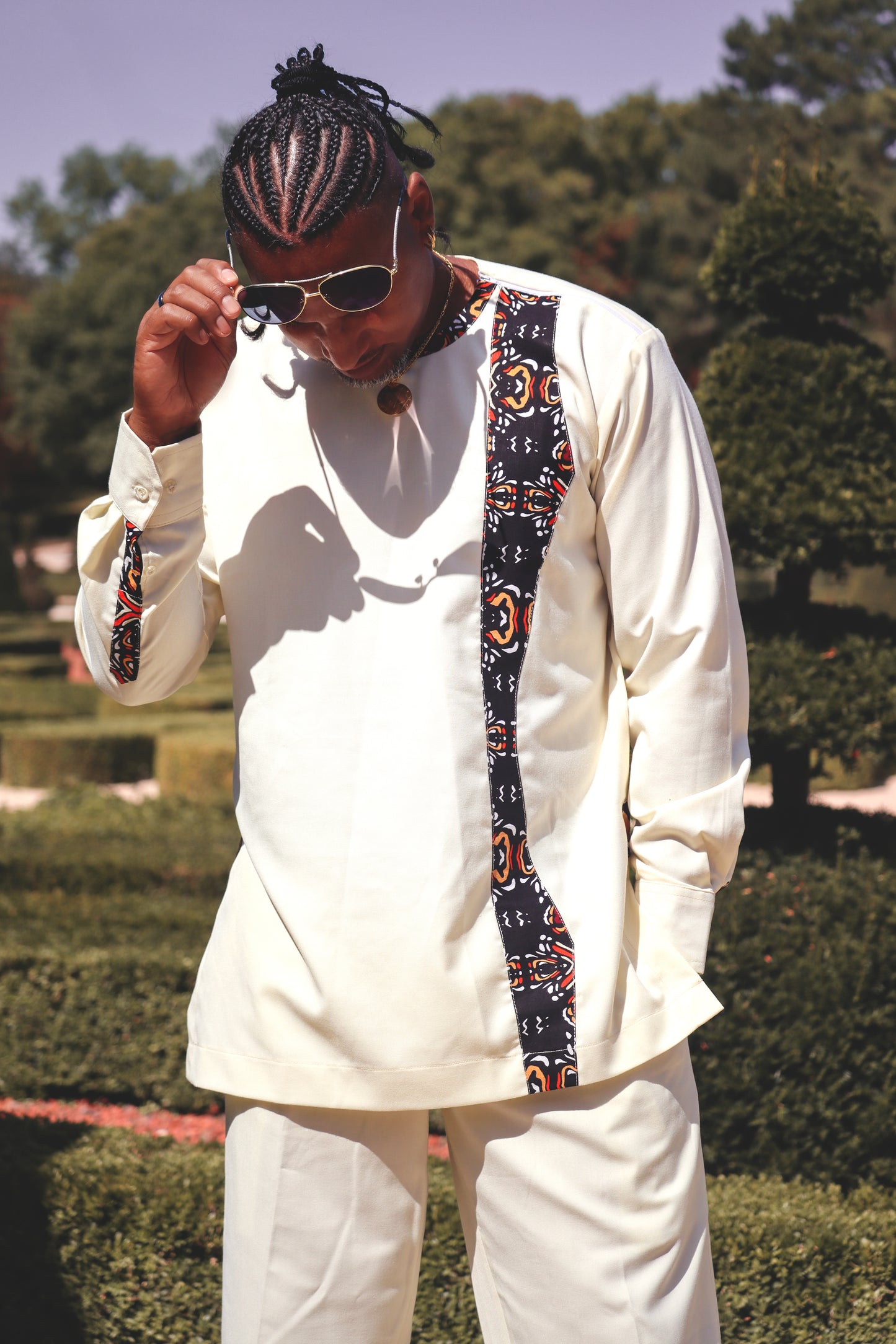 Ensemble blanc manche longue et pantalon avec détails en pagne africain.