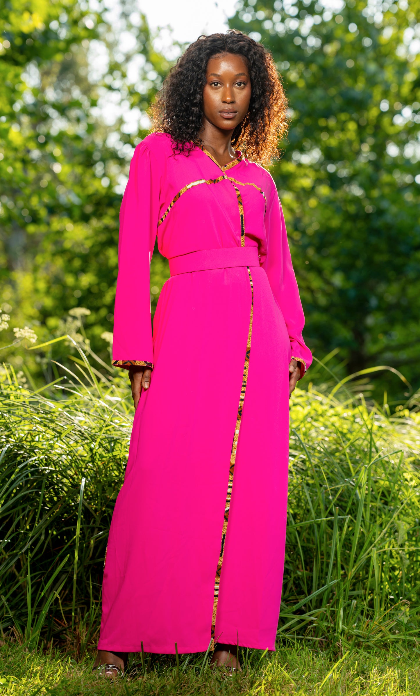 Caftan Rose Élégance en crêpe, finition en Pagne Africain