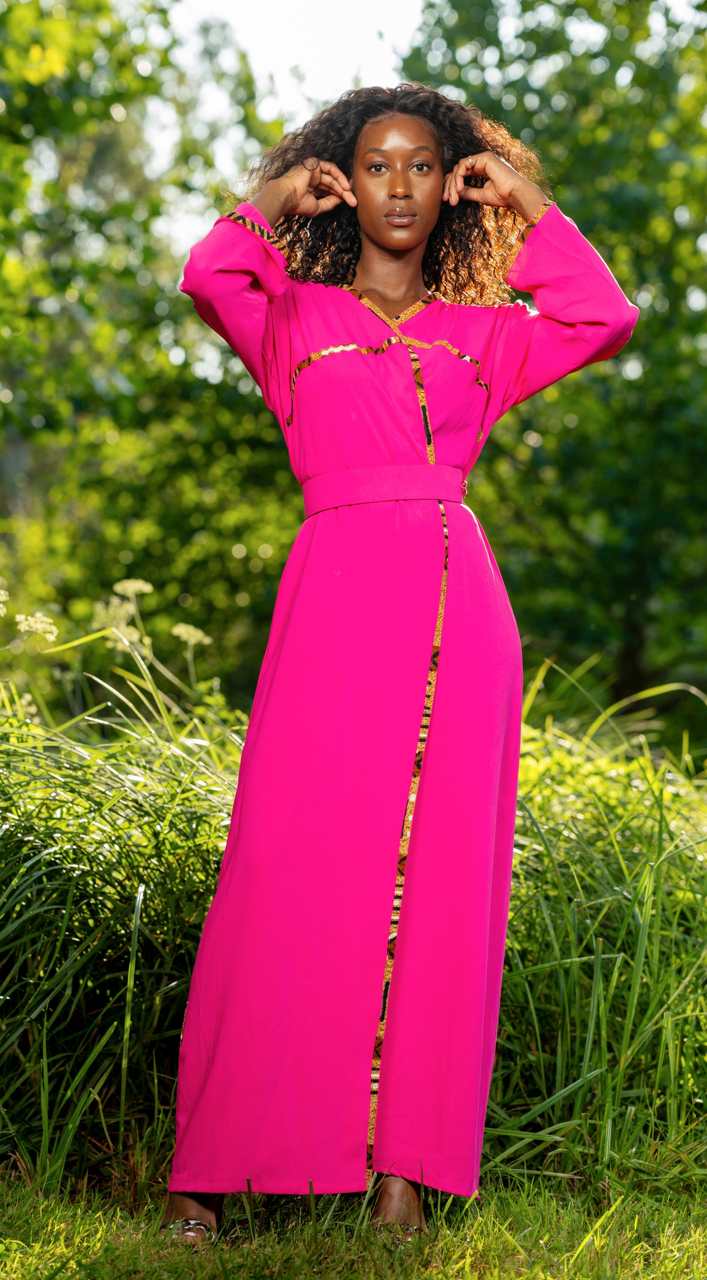 Caftan Rose Élégance en crêpe, finition en Pagne Africain