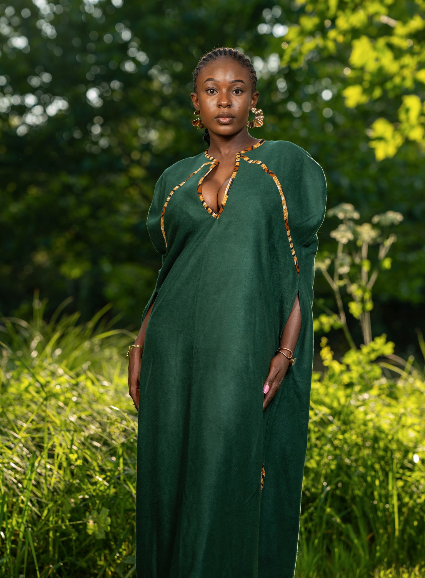Robe longue en cachemire vert émeraude – Finition dorée en pagne africain