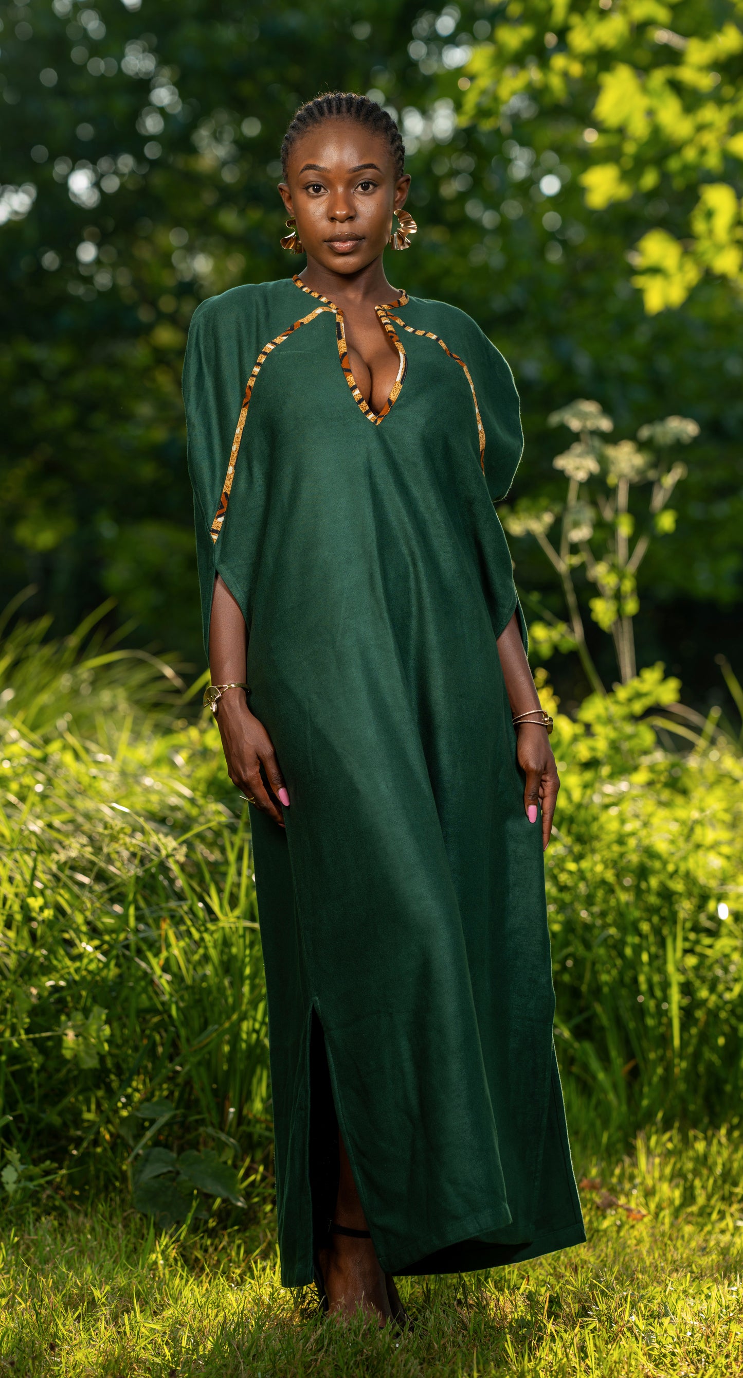 Robe longue en cachemire vert émeraude – Finition dorée en pagne africain