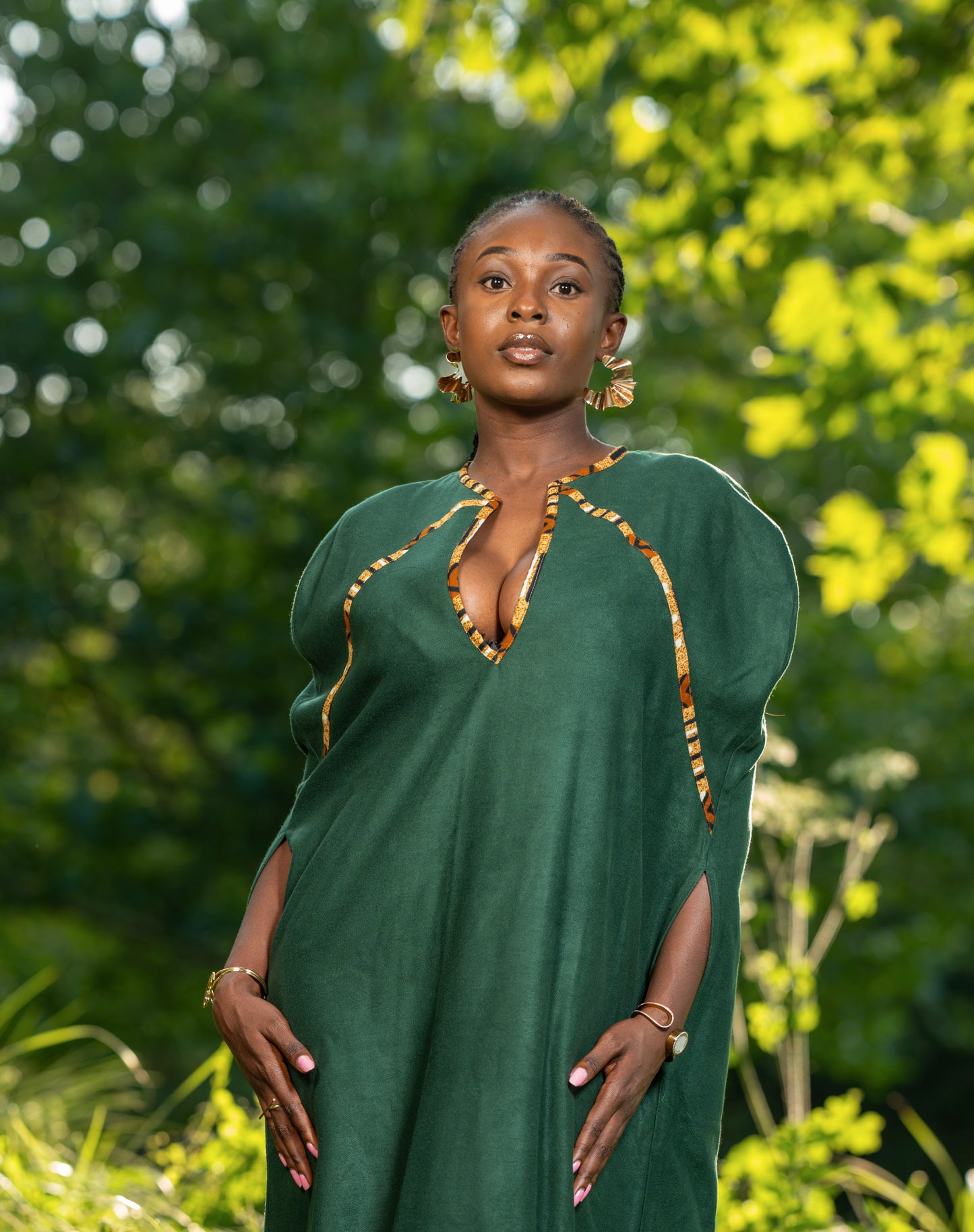 Robe longue en cachemire vert émeraude – Finition dorée en pagne africain