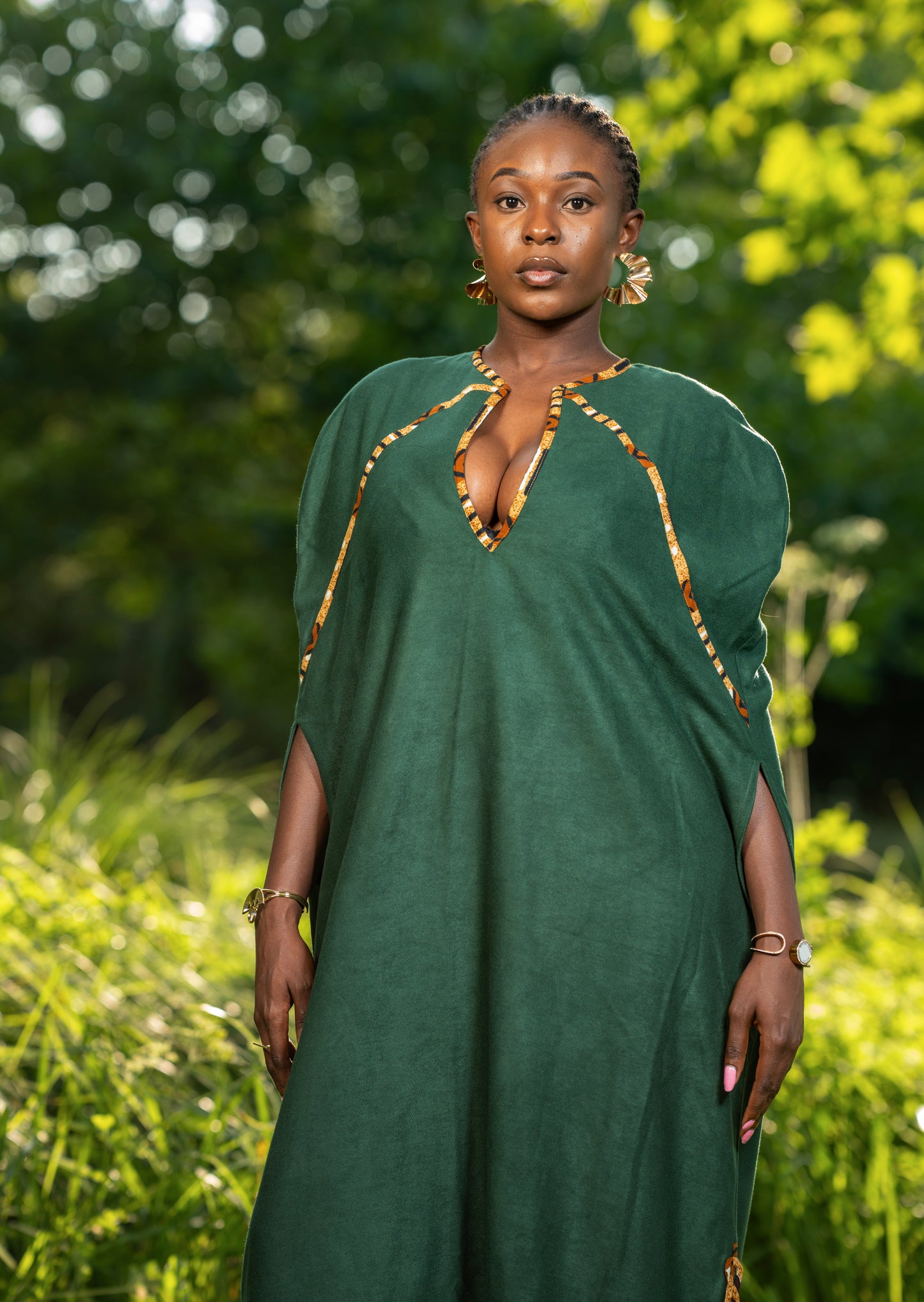 Robe longue en cachemire vert émeraude – Finition dorée en pagne africain