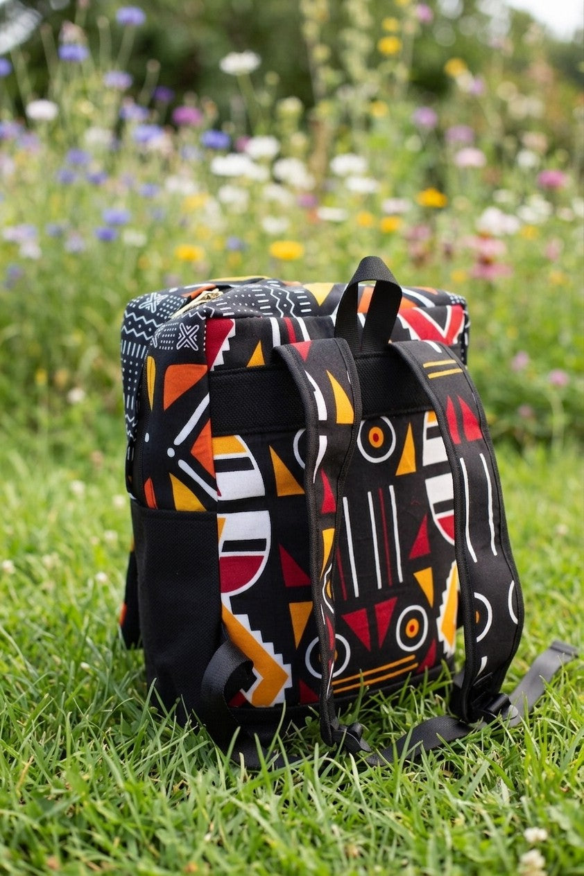 Sac à dos artisanal en tissu Bogolan & toile de jute: L'Échappée colorée.