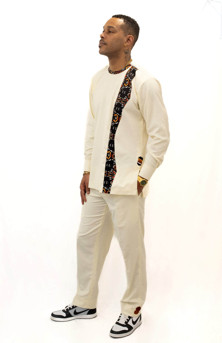 Ensemble blanc manche longue et pantalon avec détails en pagne africain.