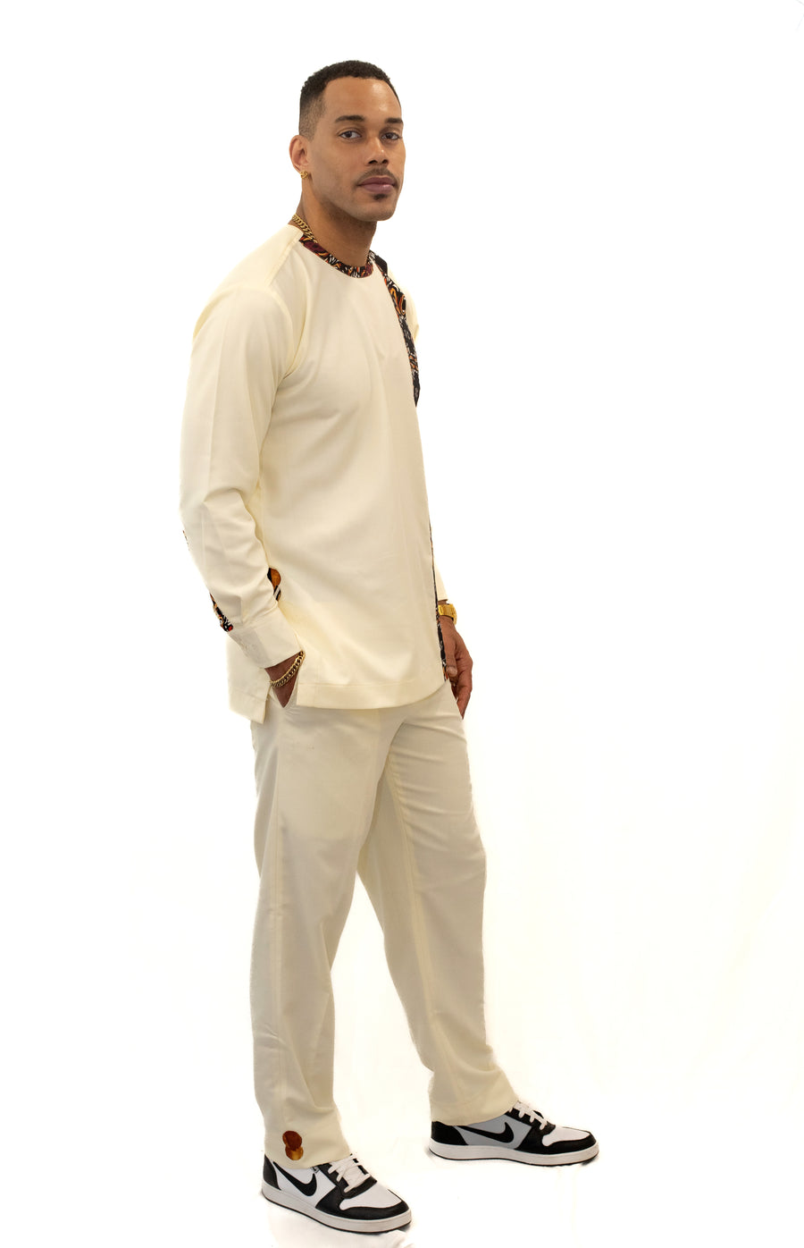 Ensemble blanc manche longue et pantalon avec détails en pagne africain.