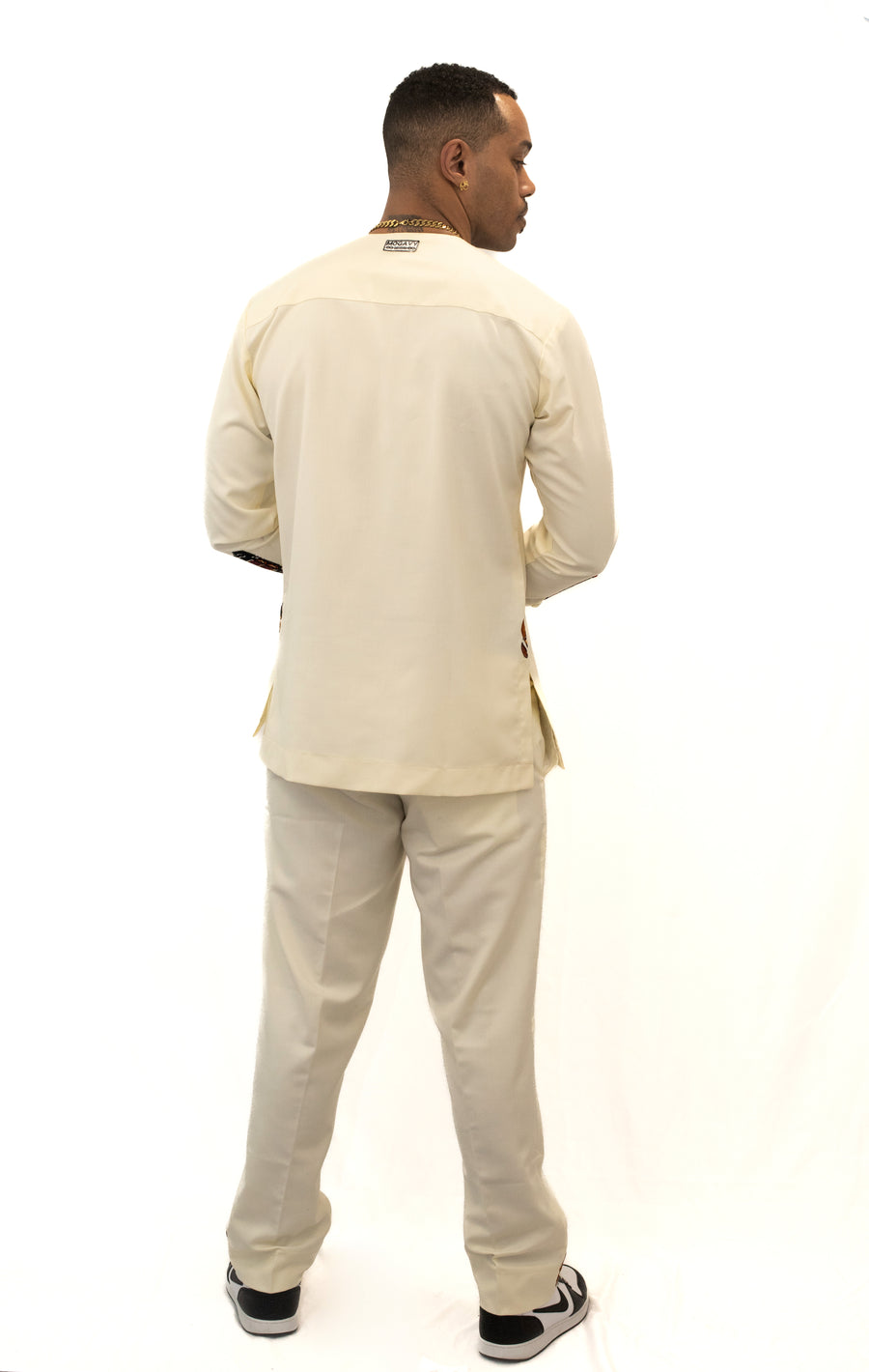 Ensemble blanc manche longue et pantalon avec détails en pagne africain.