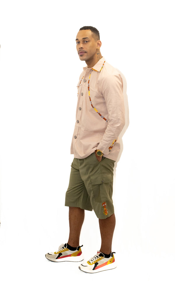 Ensemble homme deux tons – chemise et bermuda avec de légers détails en pagne africain