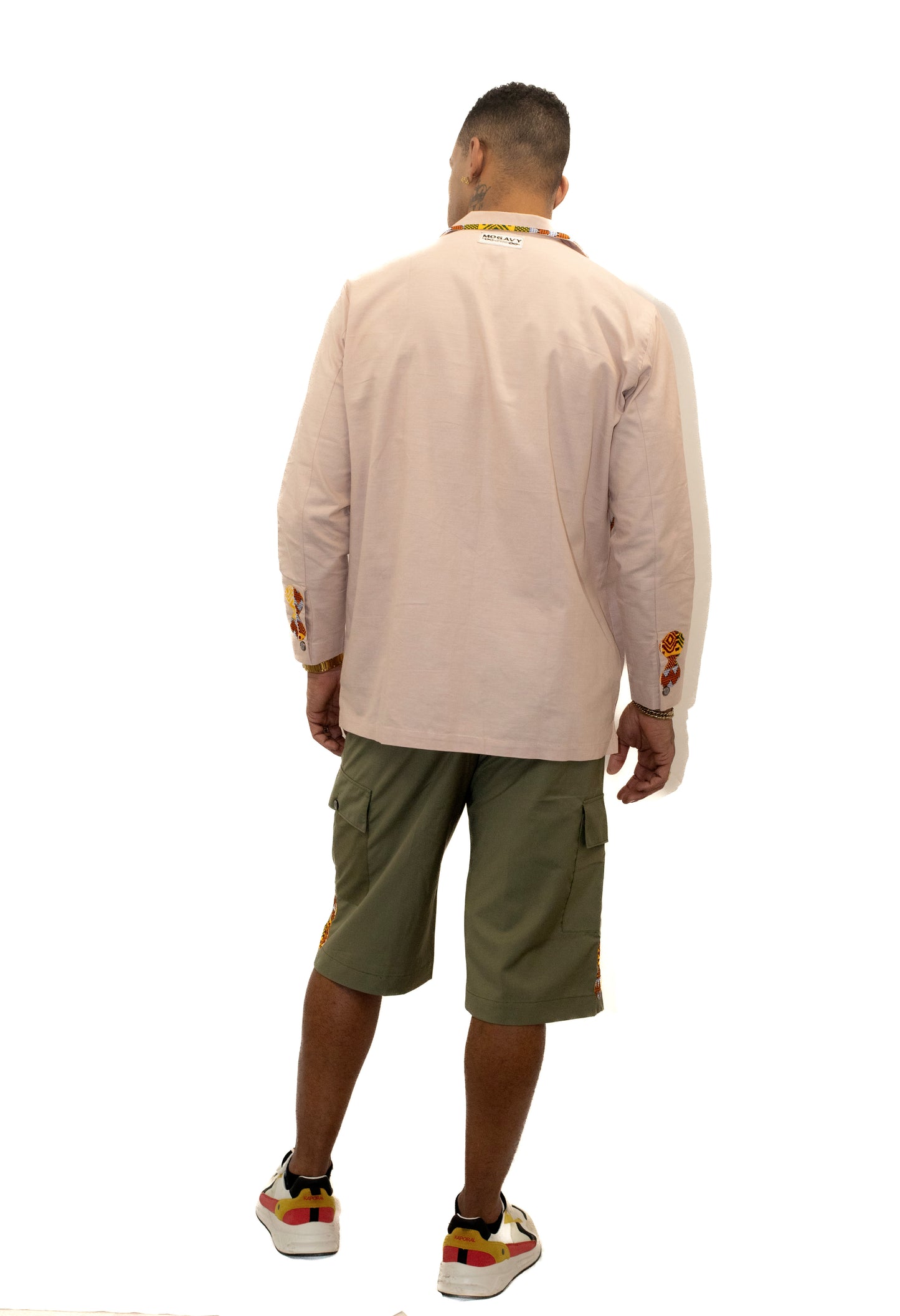 Ensemble homme deux tons – chemise et bermuda avec de légers détails en pagne africain