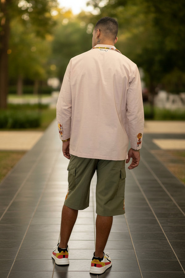 Ensemble homme chemise / Surchemise rose poudré & bermuda cargo vert olive, finitions artisanales wax