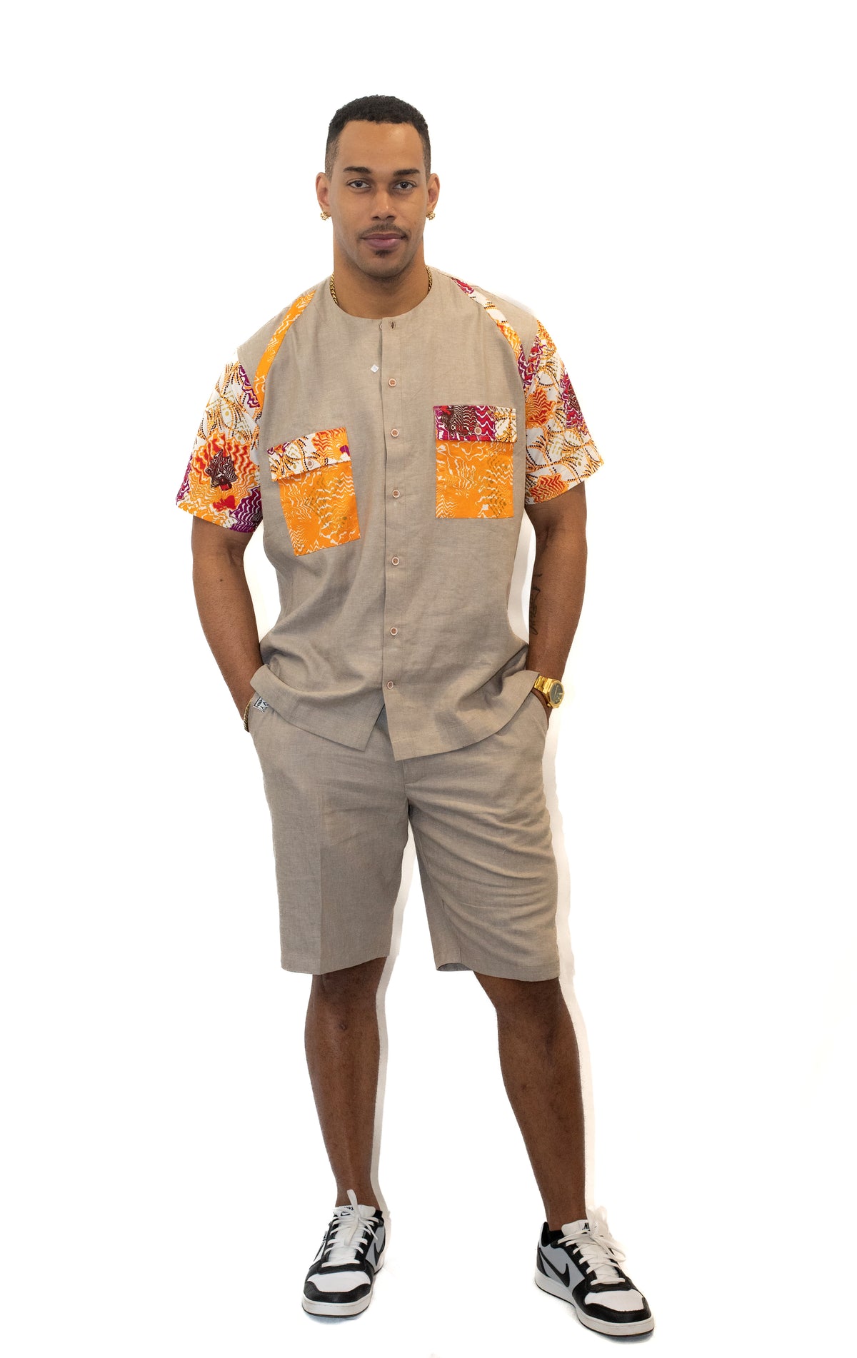 Ensemble chemise col rond & bermuda homme – Sable & détails en pagne africain.